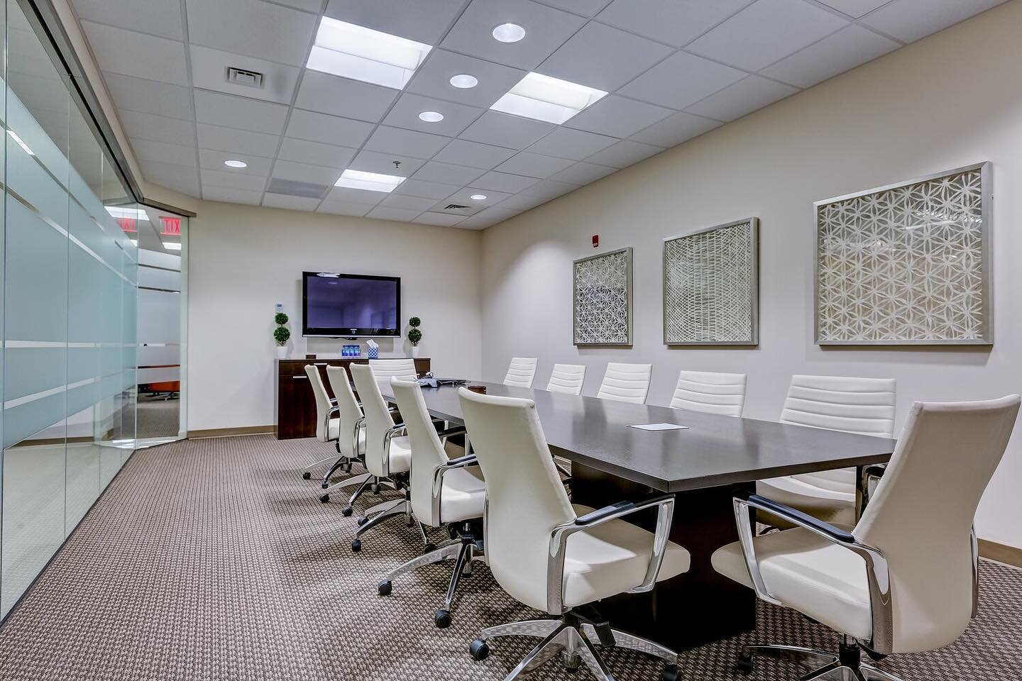 I would love to have conference meetings in the space! 😍 #officespace #confrenceroom