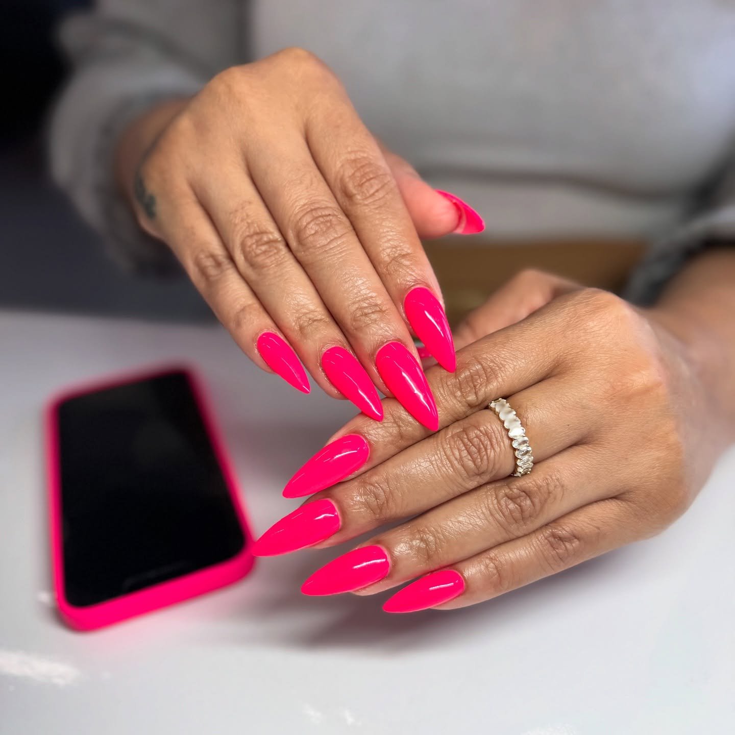 Simple but hot 😁 #hotgirlsummer #hotpink #acrylic #almondnails 

BOOK your nails appointment online . 🔗 in bio 👆