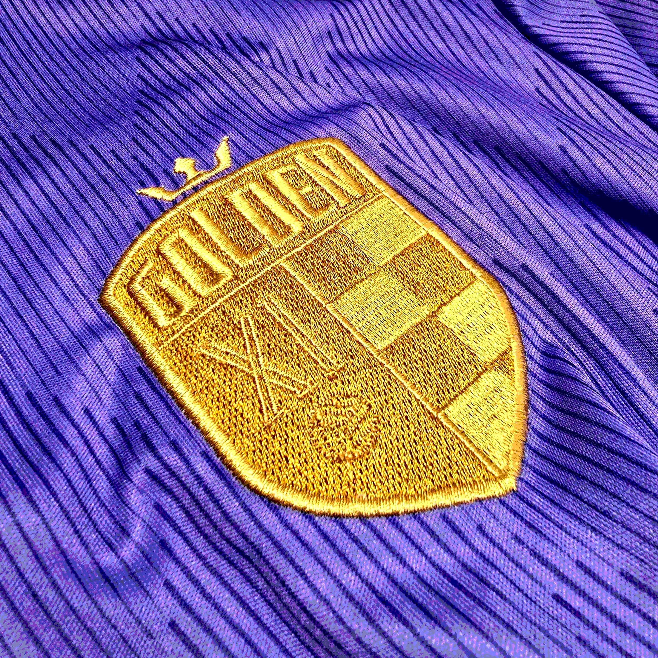 Goldenes Wappen gestickt