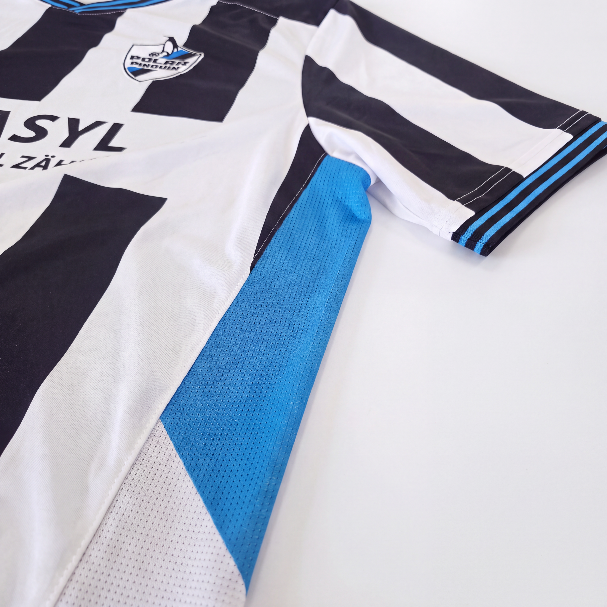 polar-pinguin-fussballtrikot-seitenpanel-mesh-detail-blau-weiss.png