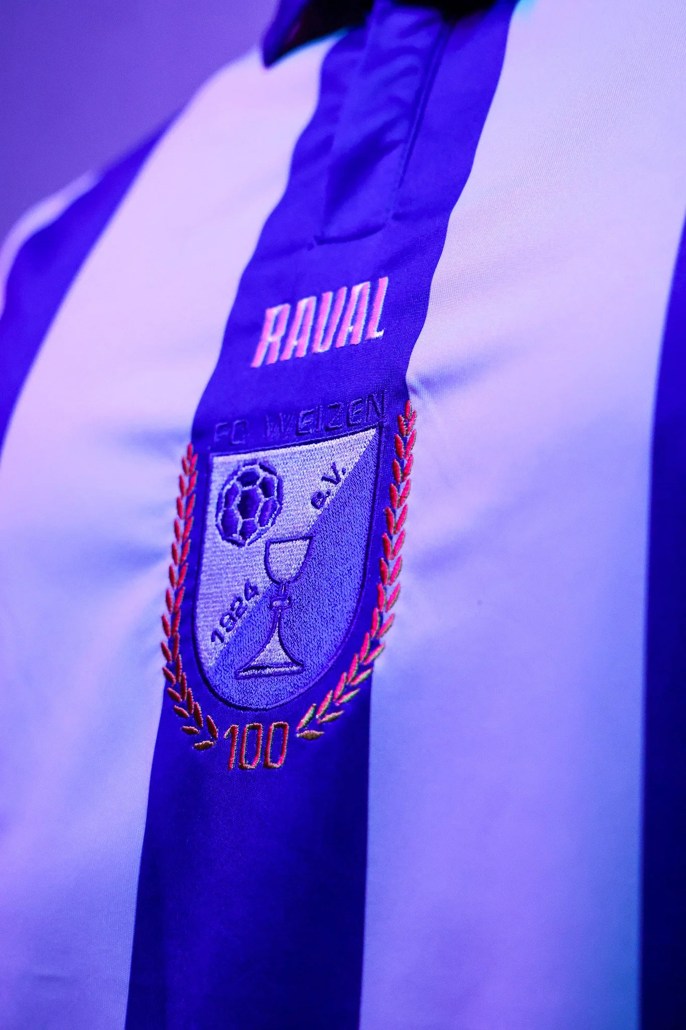 Individuelles Trikotdesign vom FC Weizen für das Vereinsjubiläum  mit Logostick und Lorbeerkranz