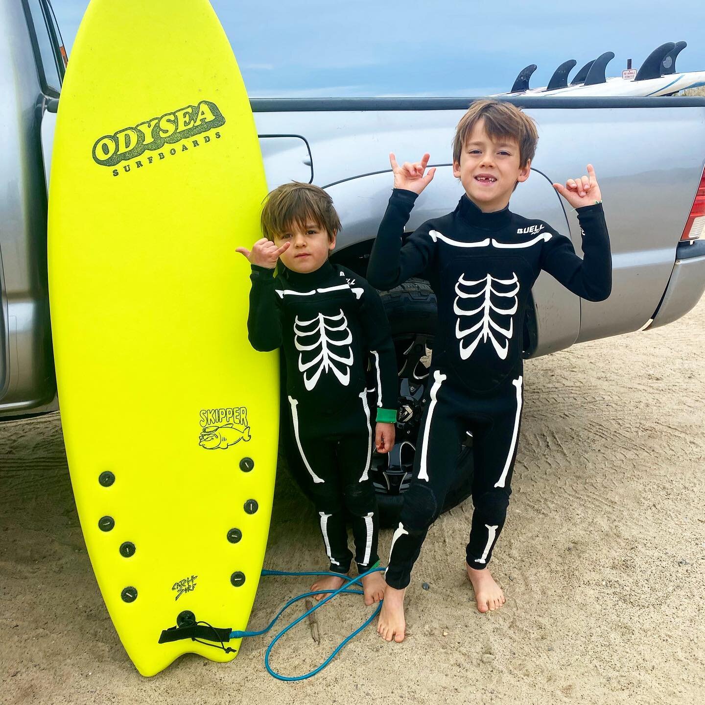 All the way from France my guys were ripping it up today!! 🇫🇷🤙🏽~
&bull;
&bull;
🎥- @bogetti0s 
#startemyoung #fallsurfsession #surflessons #montauk #gromsquad