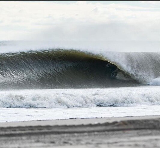 Coach @polsapss finding some shade down South yesterday! ~
.
.
📸- @timmytorchia 
#tunnelvision #surfcoaching #slotted #surflessons #eastendsurfclub #newjersey