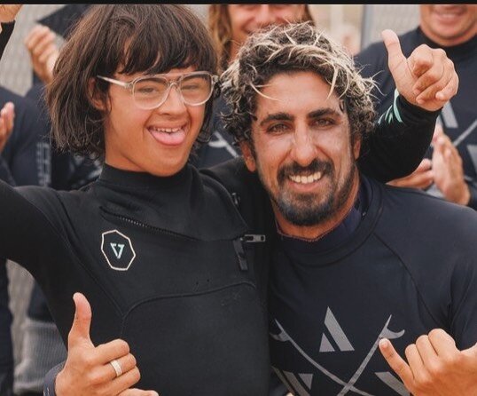 This chilly weather has the EESC crew reminiscing on warmer summer days before the sun set at 4:30. Such a special day put on by @awalkonwater 🤍🤙🏽 ~
&bull;
&bull;
Pictured: coach @polsapss and the one and only @the_clash_archives 

#surftherapy #b