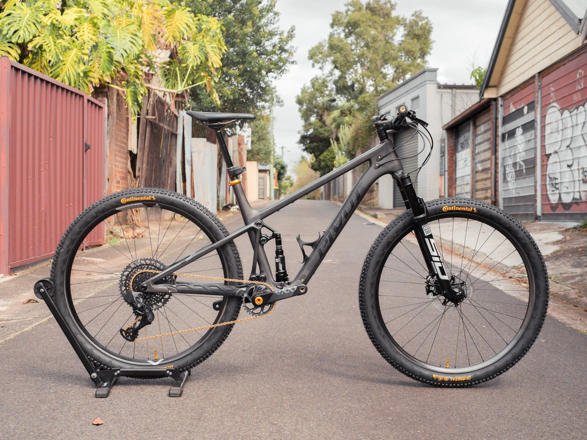 Ben just set the bar high with his Mach 4 build. Black and gold never looked so good. 🔥
Laneway Cyclery House Build
@pivotcyclesaus
@pivotcycles 
@rockshox 
@chriskingbuzz 
@leapcomponents 
@ridewingman 
📸 @storytayls