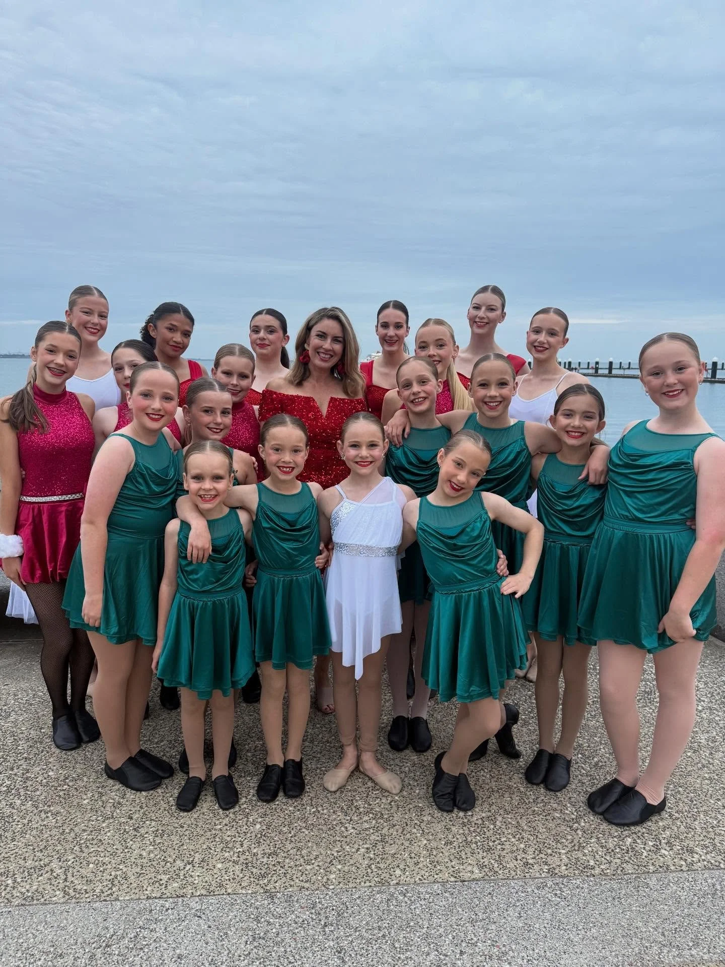 Carols by the bay in snaps! Incredible work dancers we are so proud of your hard work and professionalism we love watching you all shine on stage ✨✨✨✨
@carolsbythebaygeelong @angiehilton1