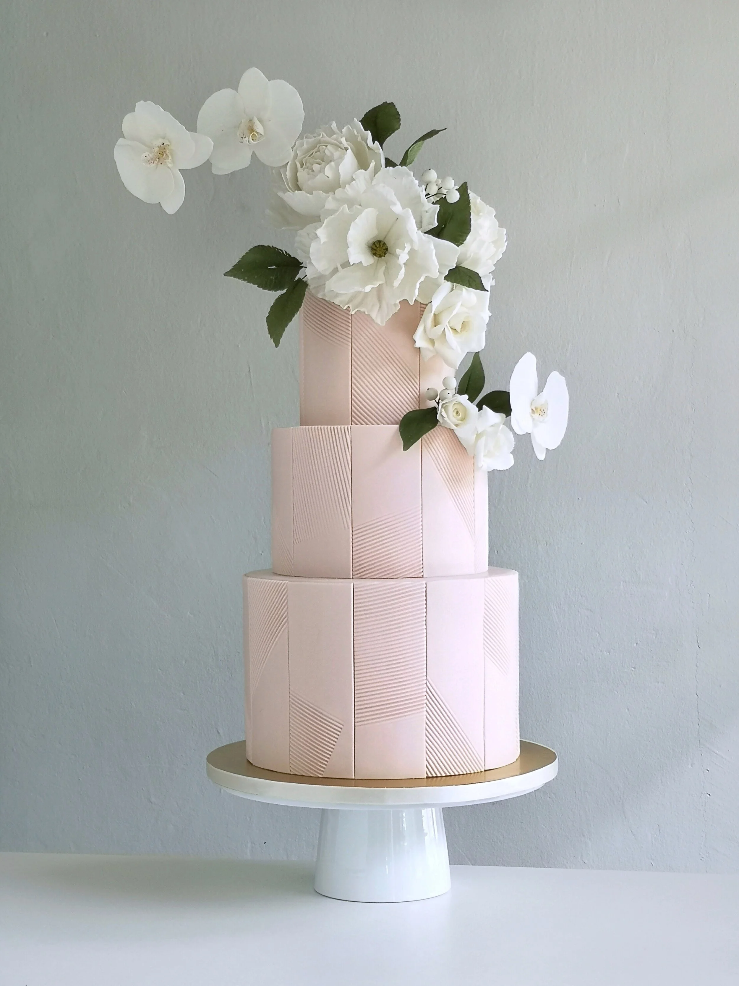 Gorgeous modern wedding cake decorated with handmade sugarflowers by Crummb Cakes, Singapore's top wedding cake vendor.
