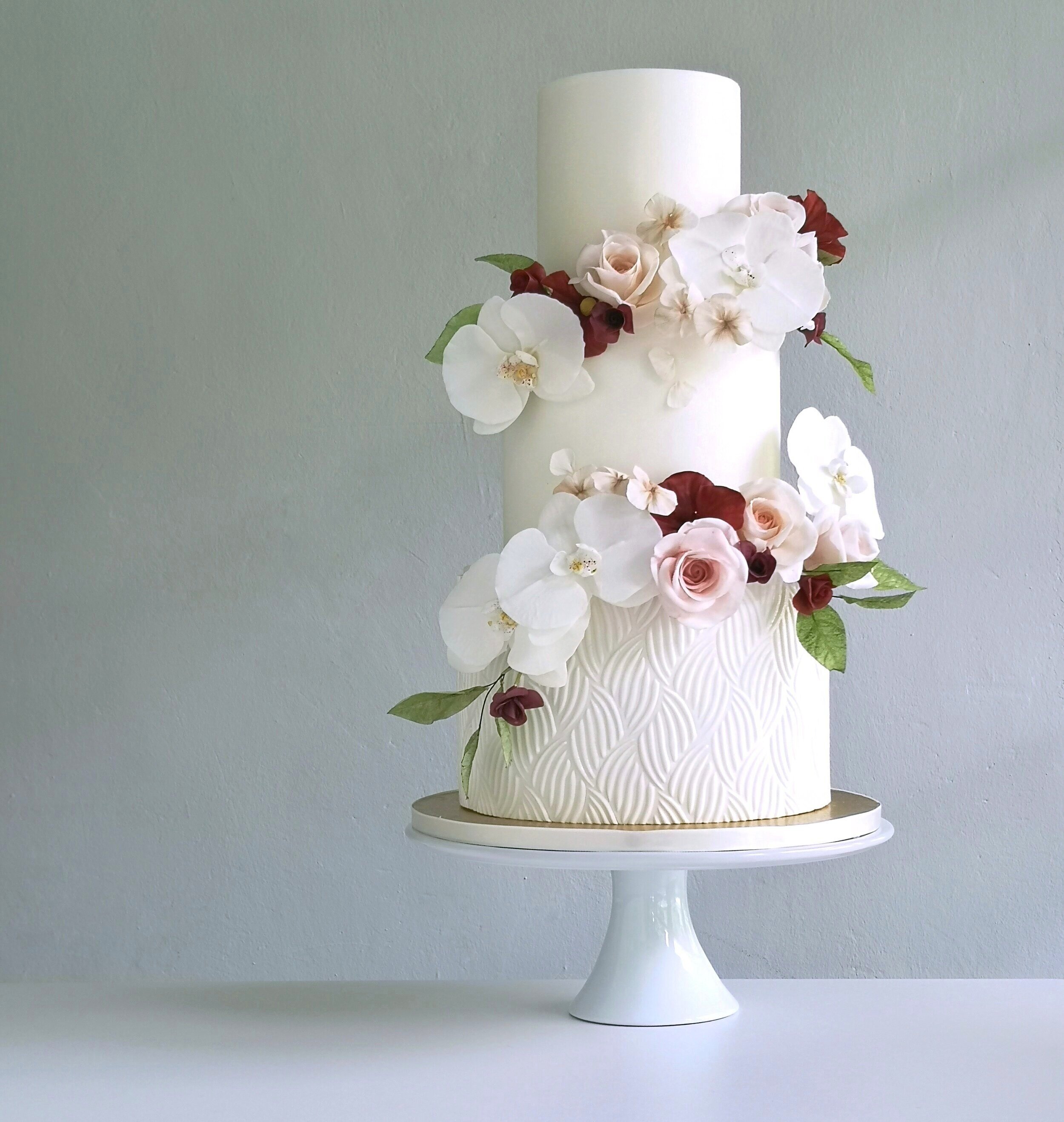 Gorgeous modern wedding cake decorated with handmade sugarflowers by Crummb Cakes, Singapore's top wedding cake vendor.