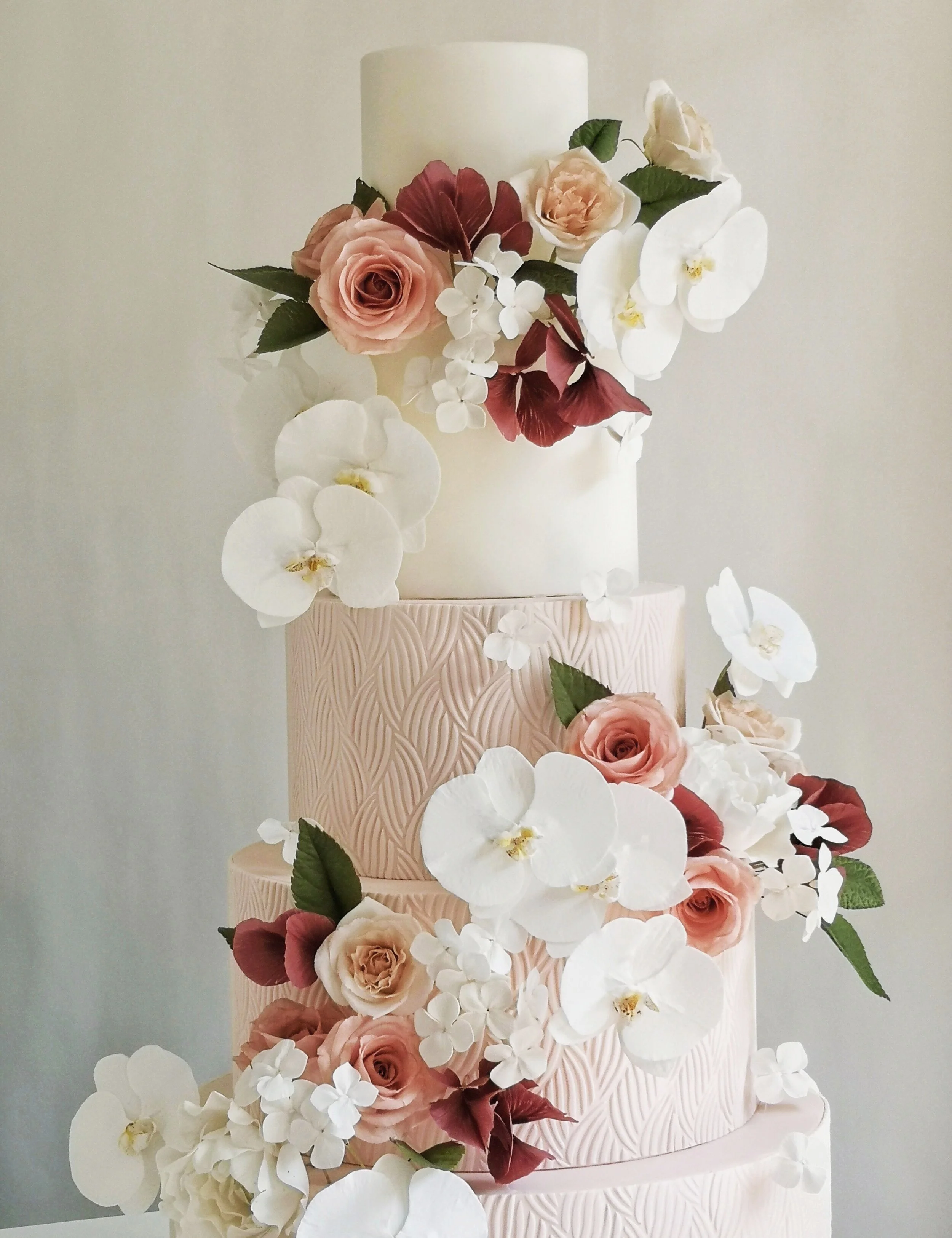 Gorgeous modern wedding cake decorated with handmade sugarflowers by Crummb Cakes, Singapore's top wedding cake vendor.