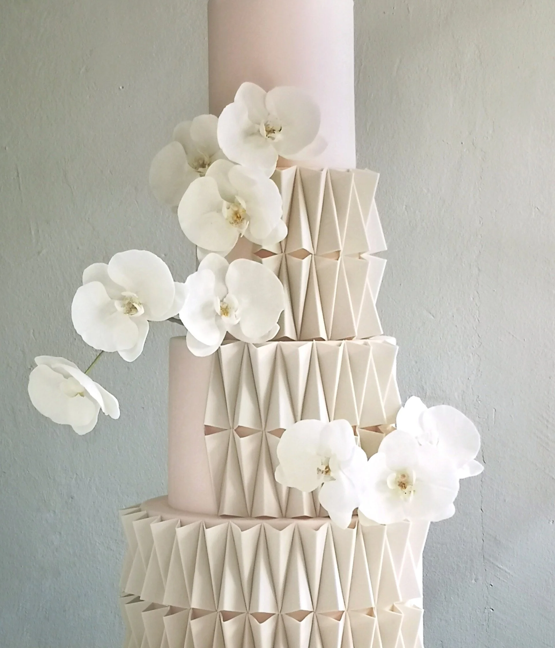 Gorgeous modern wedding cake decorated with handmade sugarflowers by Crummb Cakes, Singapore's top wedding cake vendor.