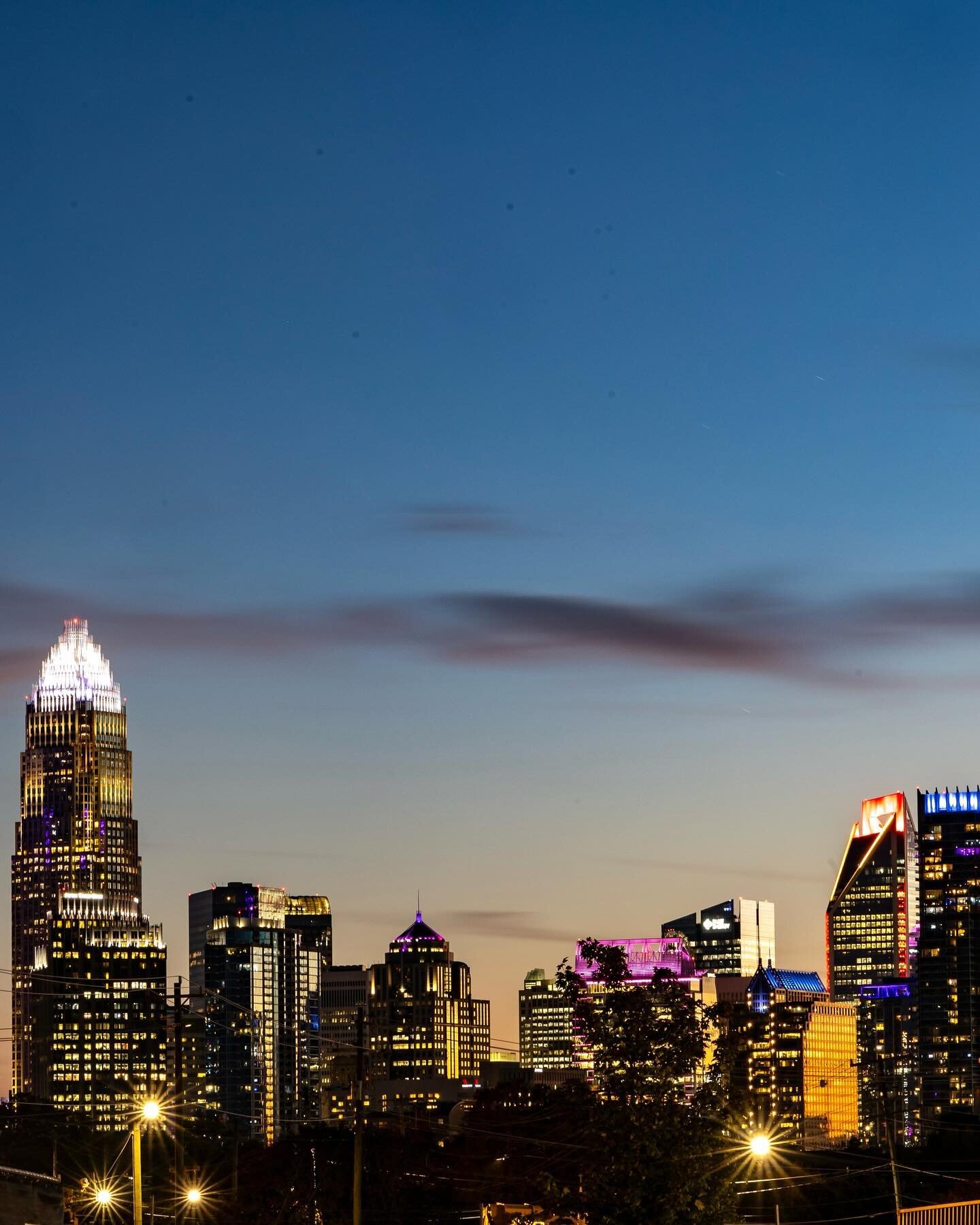 10-23-23 | 30&rdquo; f/20 iso125 94mm

#charlotte #northcarolina #photography #clt #queencity #buildings #uptowncharlotte #uptownclt #lightflare #longexposure #sunset #sunsetphotography #urbanphotography #canon #shotoncanon #canonr6markii #susanswong