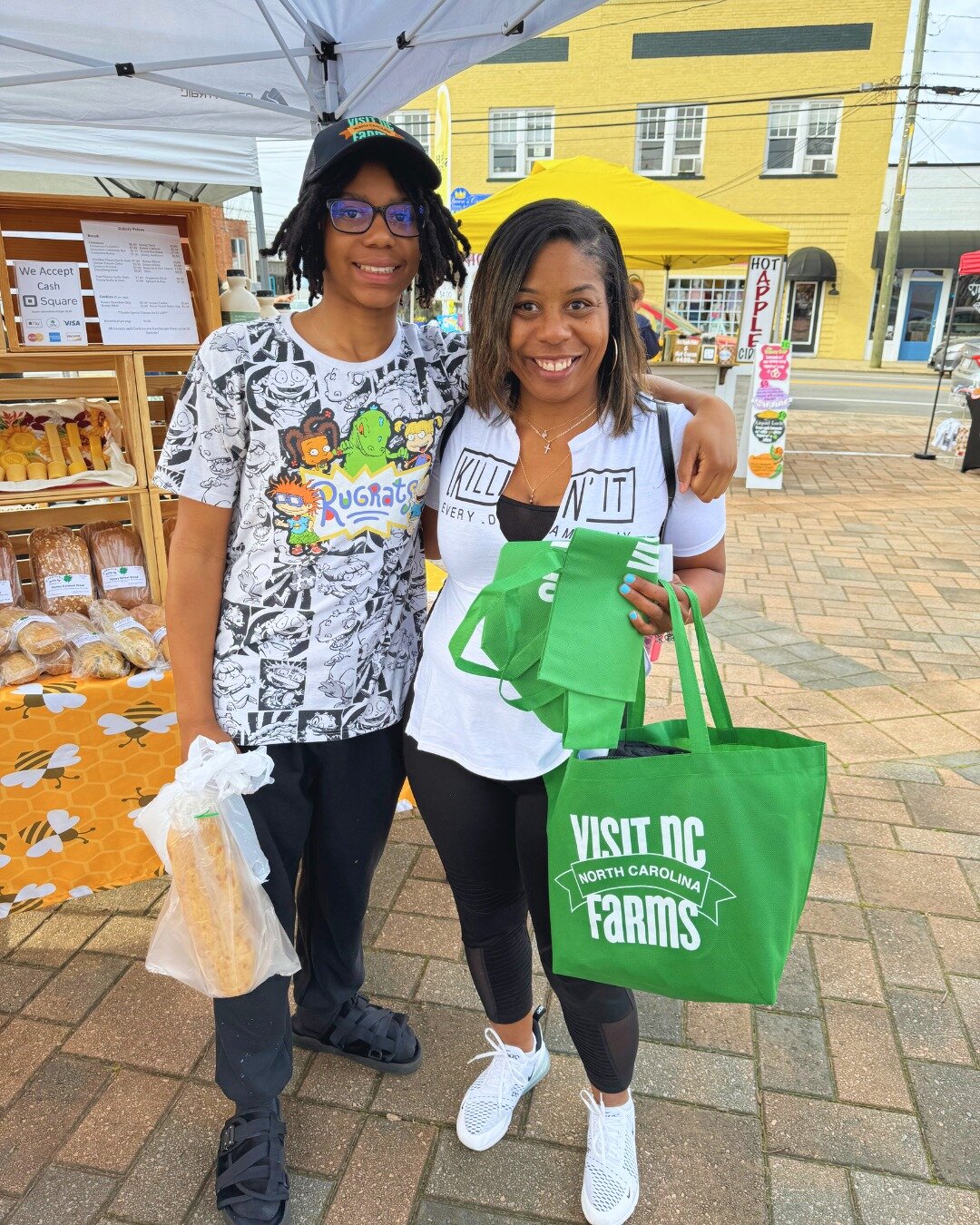 Another farmers' market giveaway in the books! ✨ Earlier this month, we headed to the @claytonfarmandcommunitymarket and met up with our two awesome giveaway winners! ☀️

This market has been around for over a decade and features SO many amazing vend