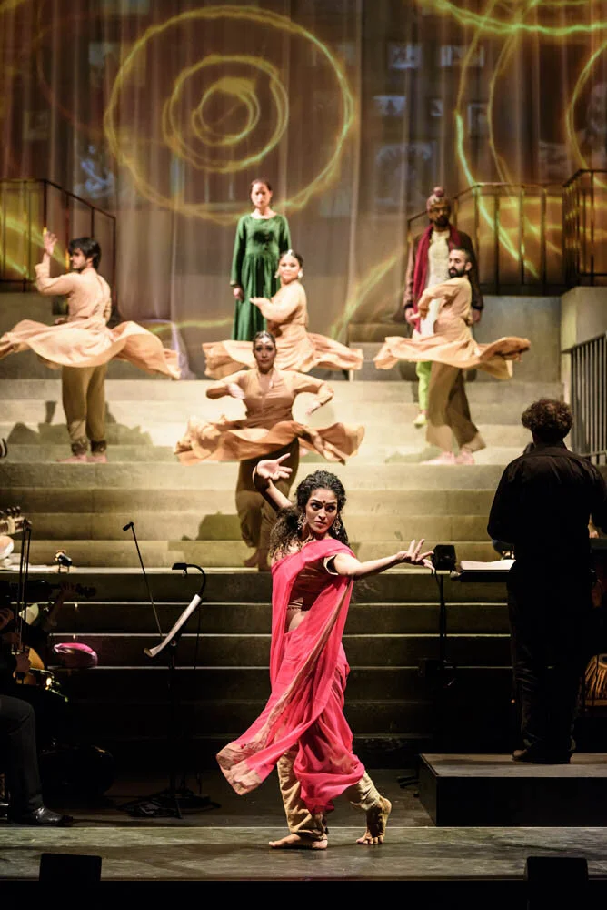 Rukmini Vijakumar and members of the Aakash Odedra Company in Sukanya © ROH / Bill Cooper