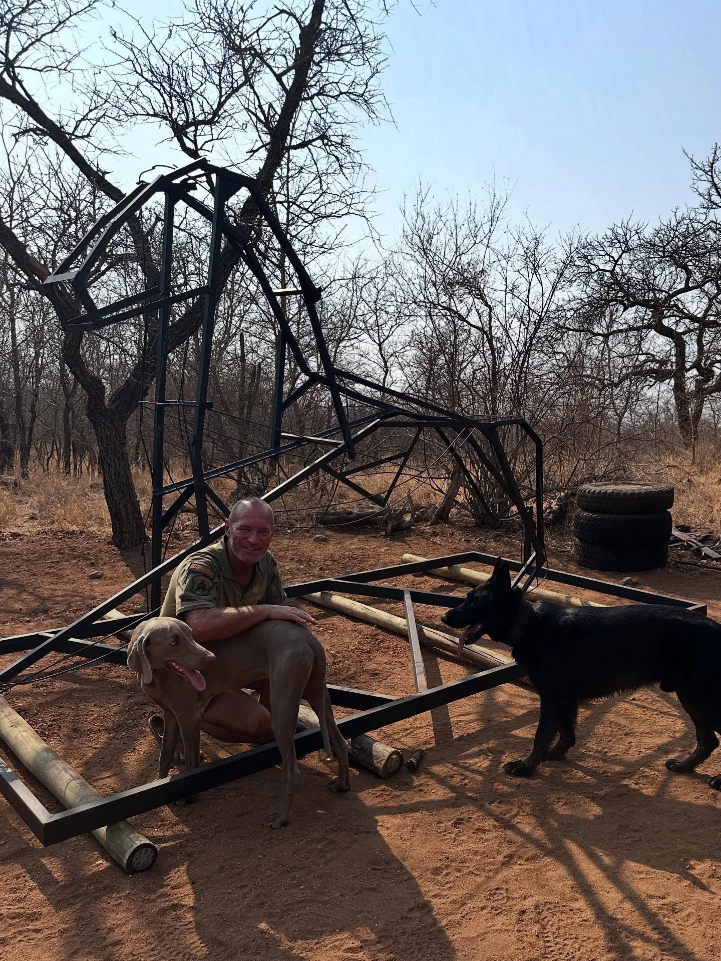 New creations in the making, the base & frame is ready… what do you think is coming? It’s going to be epic! Watch this space! 
#snaresculpture #conservation #k9antipoaching @k9_conservation @conraadderosner