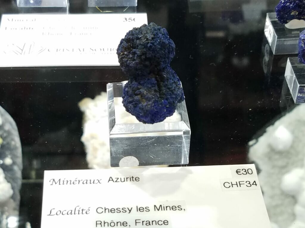 Where is Carolyn Manchester!!! (oh she of the double-sphere collection) This cute little Azurite pair would fit her sub-collection quite nicely.