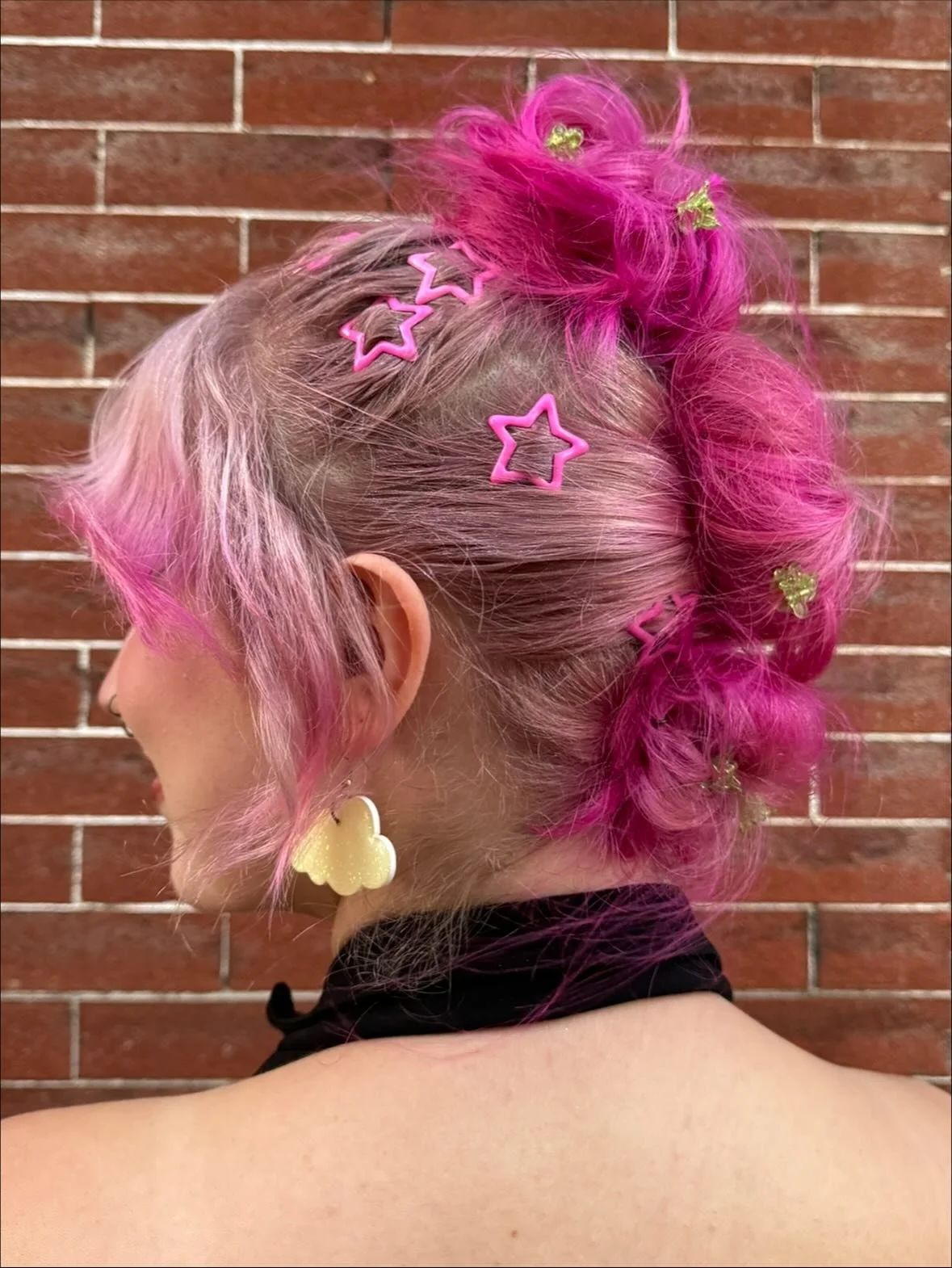 From rainbows to sunset hair to neon pink, last year Lily made the jump to full vivid, and it took us two sessions to lift out some duuurrrkkk permanent color hanging on her ends. 

We hit it hard with a @malibucpro CPR treatment, followed with @olap