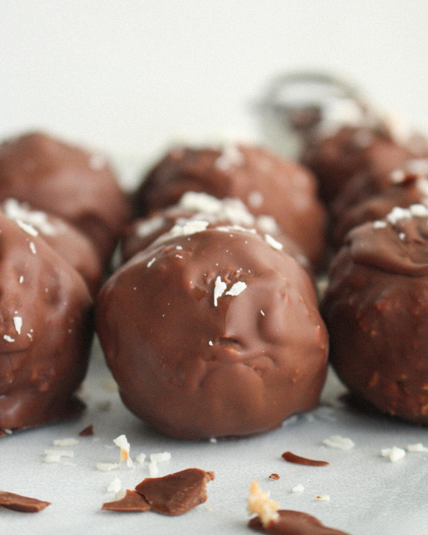 Healthy coconut almond delights 

These are the perfect little snack or dessert and taste so so good!!! It has toasted coconut which adds an amazing flavour but you can use raw coconut too! I dipped them in the chocolate but you can leave them plain 