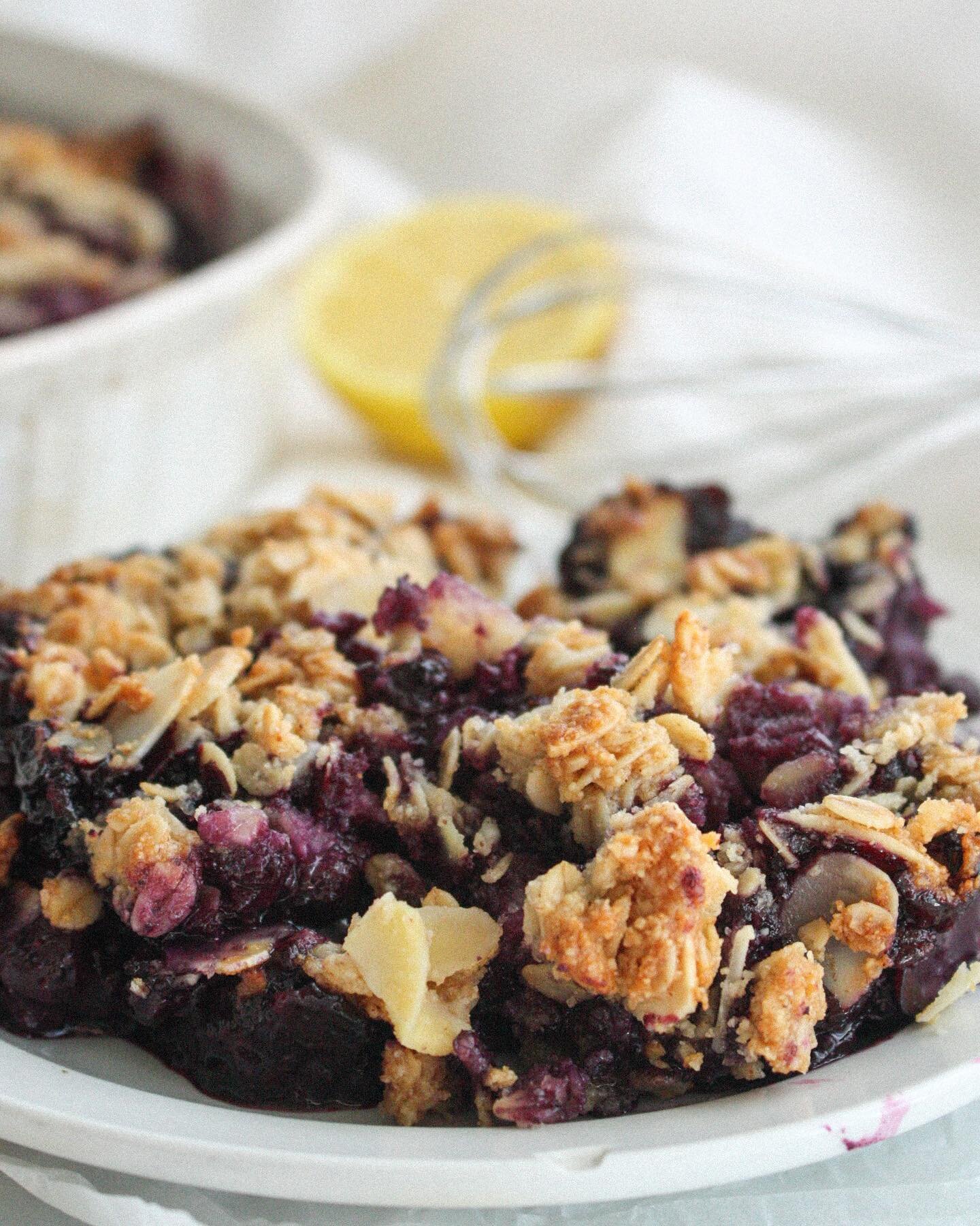 Healthy blueberry almond crumble!! 

Love love baking with blueberries because they remind me of summer!! Originally I wanted to create blueberry bars (that will be for another time!!) but made it into a crumble instead!! I love the almond and bluebe