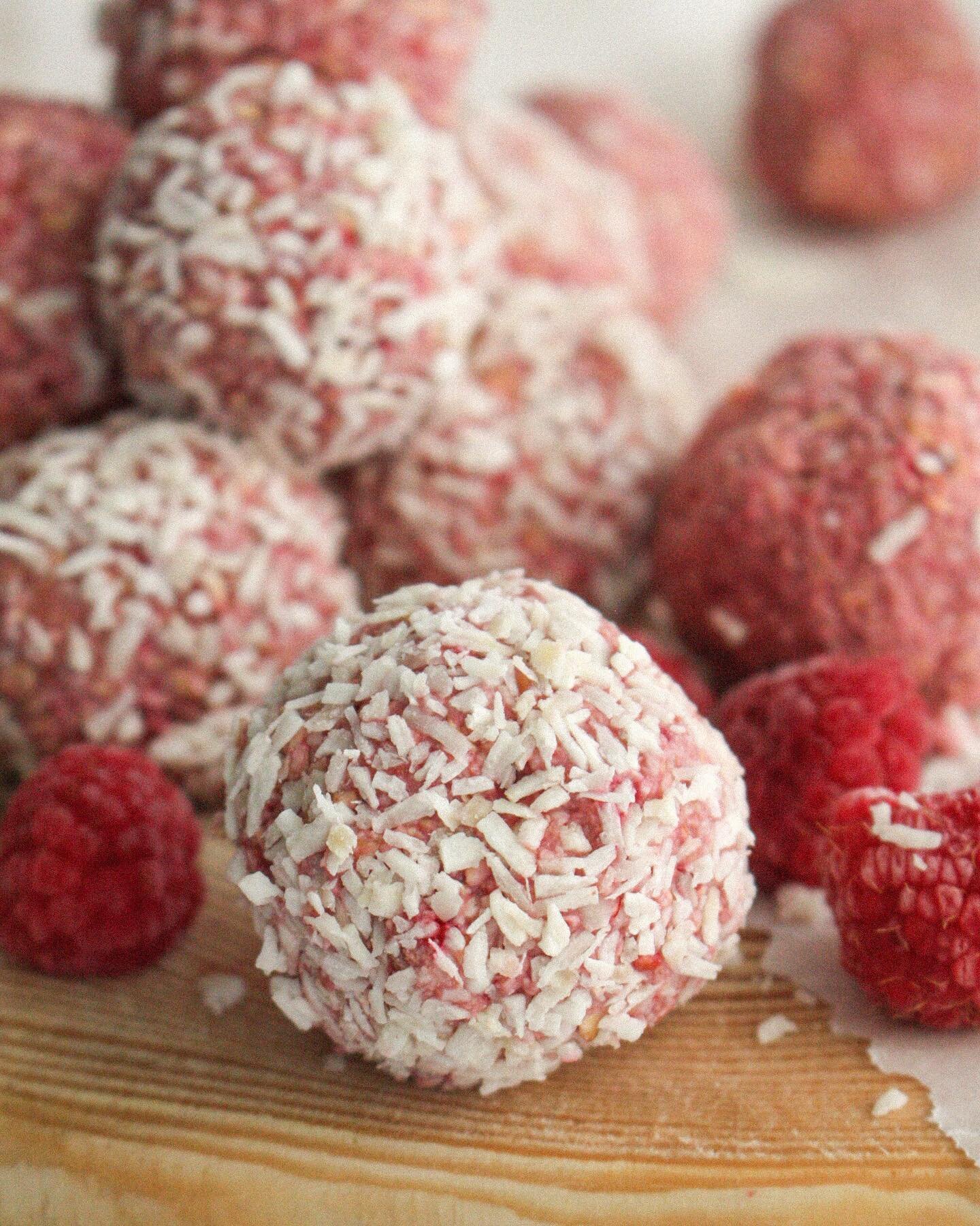 Healthy raspberry bliss balls!!

These are so so easy to make and so yummy!! I love making raw desserts and energy balls and these are the perfect afternoon pick me ups! These bliss bars are made with frozen raspberries and @eliashoney_ raspberry blo