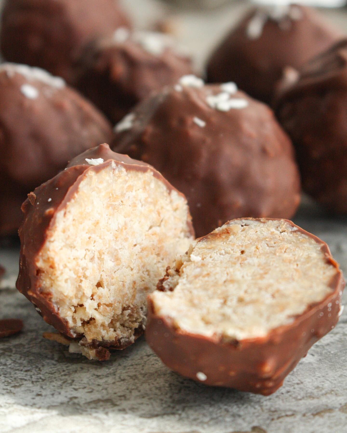 Healthy toasted coconut almond balls!! 

These are the perfect little snack or dessert and taste so so good!!! It has toasted coconut which adds an amazing flavour but you can use raw coconut too! I dipped them in the chocolate but you can leave them