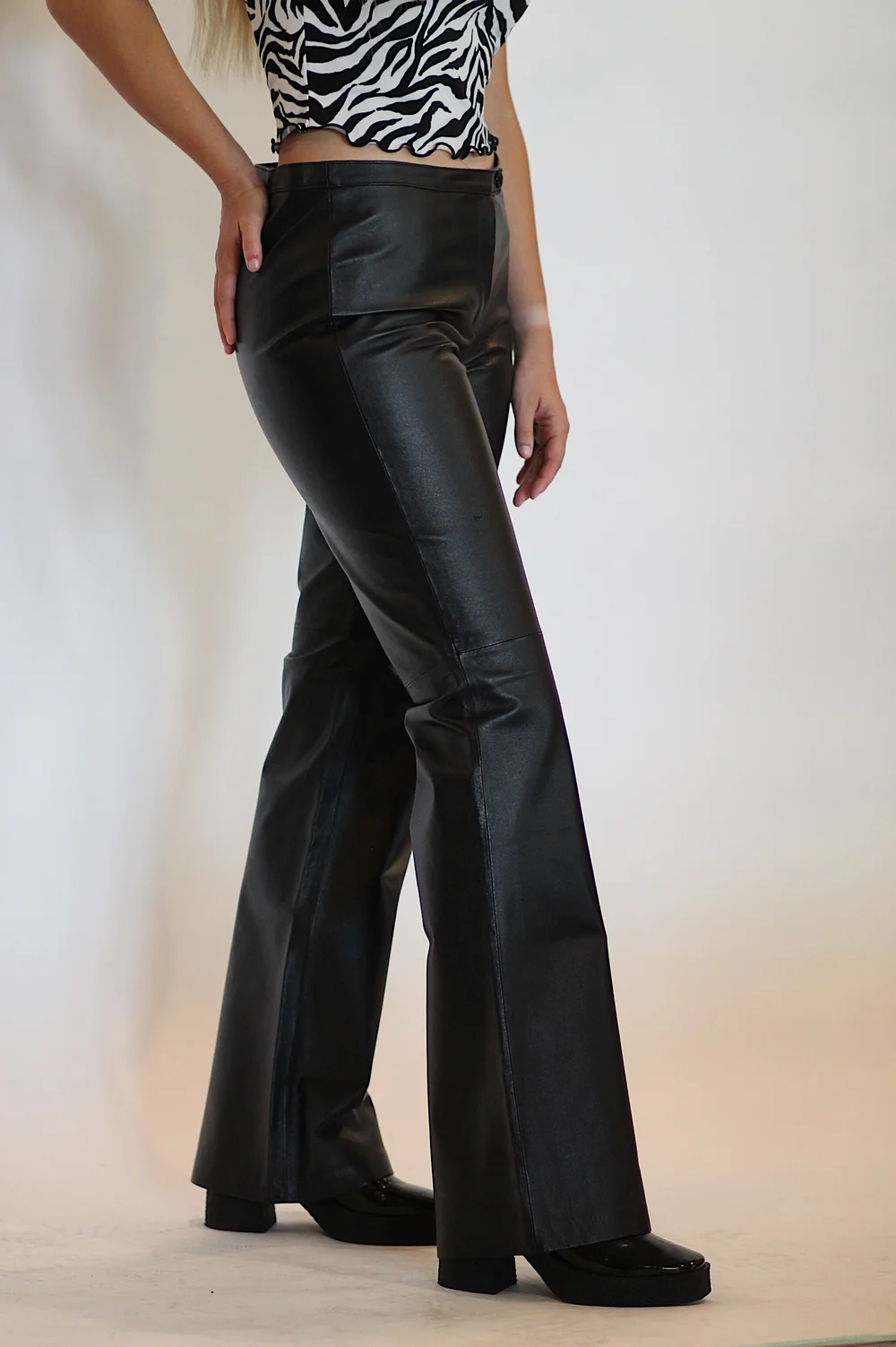 パンツ 80-90s black leather flare pants archive 80s High-Wasted Leather Pants | Authentic & Vintage | ReSee