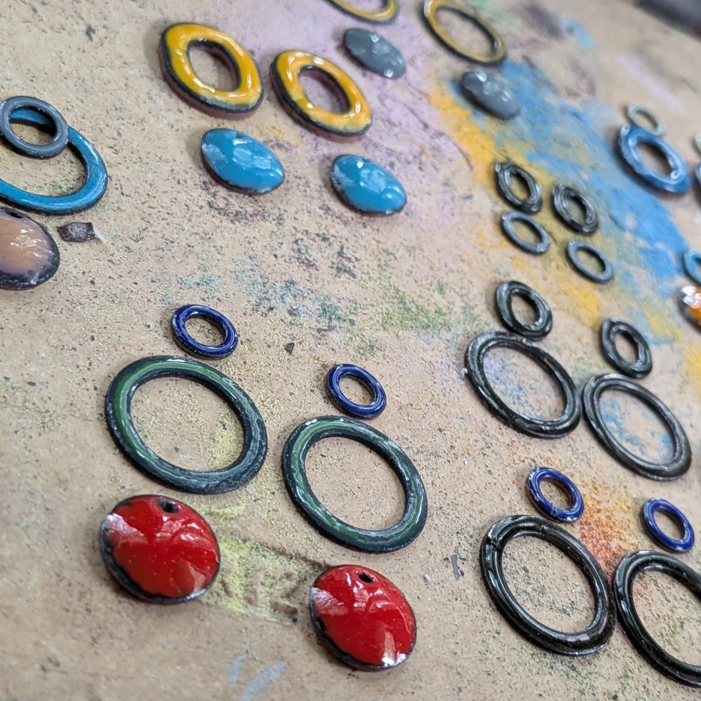 Studio Sunday was all enamel on copper today! I can't get enough of the color sifted enamels give. My favorite part is combining the shapes and colors to make earrings I would love to own! 

Today's session was in prep  for a popup next weekend at #u