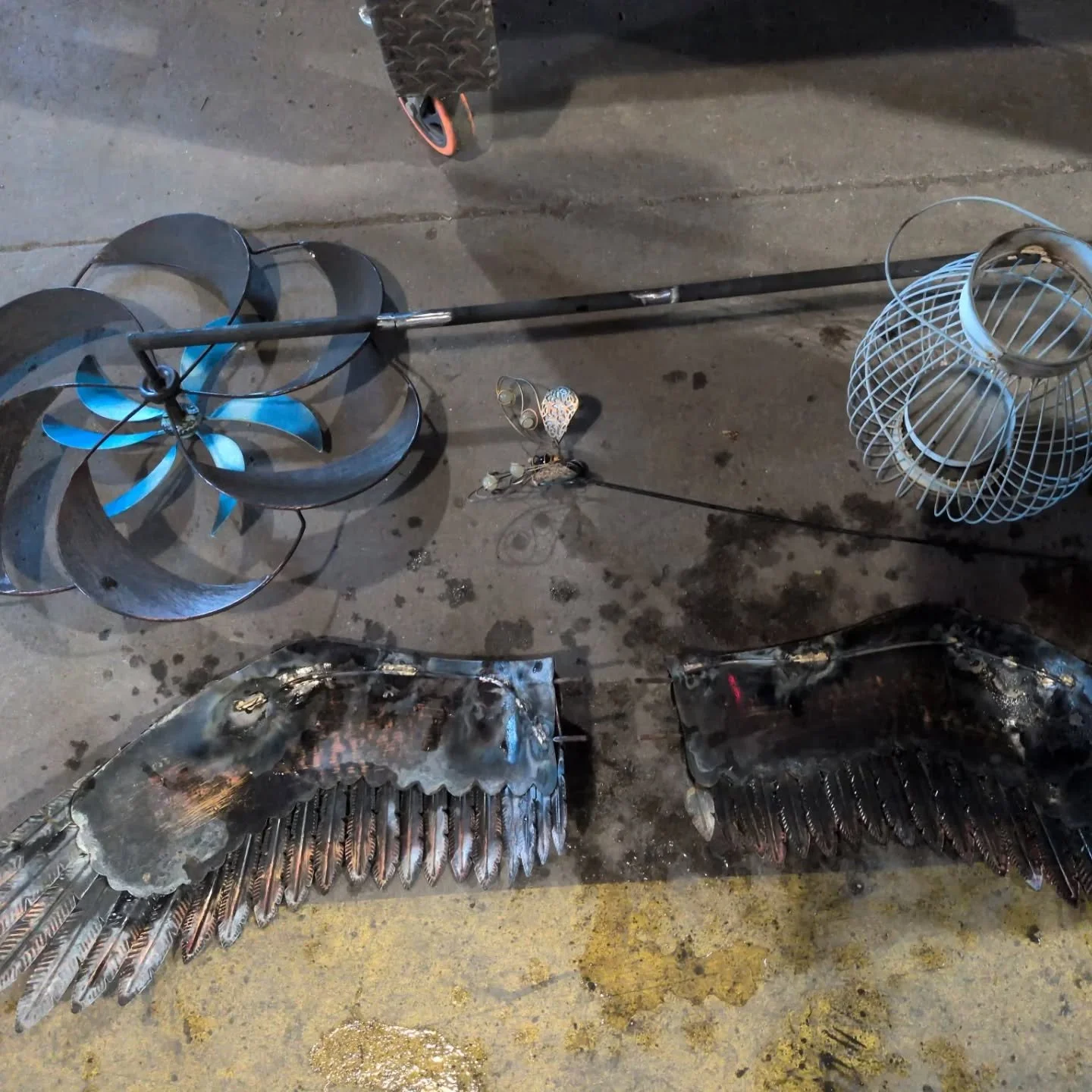 Studio Sunday doing some garden art repairs for my Uncle Mike. He has expansive beautiful gardens and it's fun to be able to help him keep his sculptures in shape! 

#studiosunday #pmworkshop #oxyacetylenewelding #oxyacetylenebrazing #ilovemyjob❤️