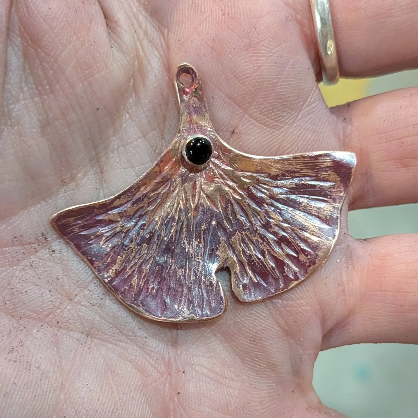 Little Ginko leaf cutie I made the other day. This will be available in the Greenhaus show at ALTR Gallery during Art-A-Whirl (May 15, 16, 17). 

#pmworkshop #copperjewelry #altrgallery #ilovemyjob❤️