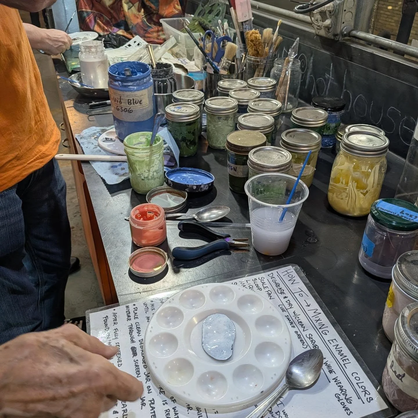 What an excellent opportunity to introduce a great class of students from the International Sculpture Conference  taking place in the twin cities this weekend to Enamel on Steel! 

All of the students had such a wonderful outlook to the process, lear