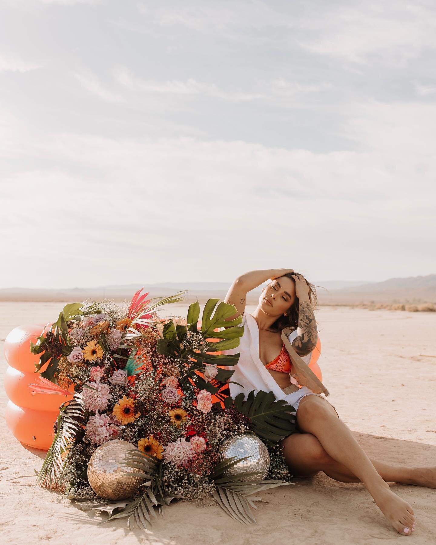 the best setup i&rsquo;ve done so far😍 🪩 

&bull;Design and setup: @grsphotographyy&amp; @sarahleephotoss 
&bull;Florals: @thebloomroomevents 
&bull;Models: @denae_rodriguez