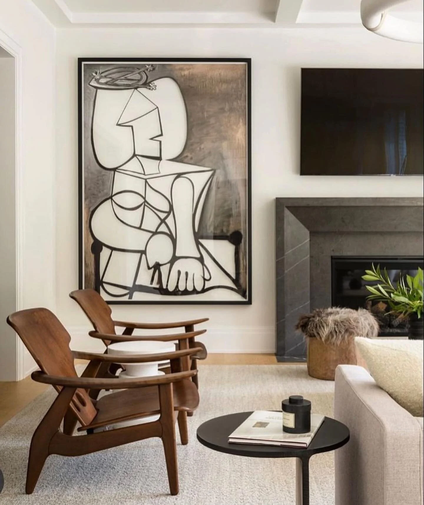 There&rsquo;s no place like home. #ADSinspo
. . .
#interiordesign #architecture #molding #decorativeaccessories #designinspo #designerspaces #homestyling #homestyle #mantle #woodfloors #homedecor #homestaging #interiordesignblog #entrywaydecor #loung