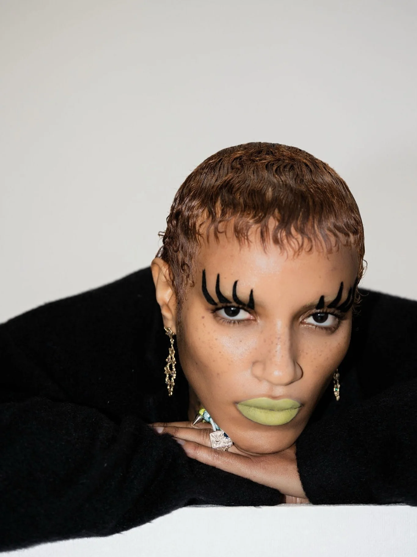 Velvet lashes - makeup by me
Beauty fun with a loving team

Images by @lauralacourt 
Hair by @elkebinnemans 
Model @venturamelrose 
Photo assist @greg_evrard 
Styling fun @pistigallery 
Studio @kinselstudio