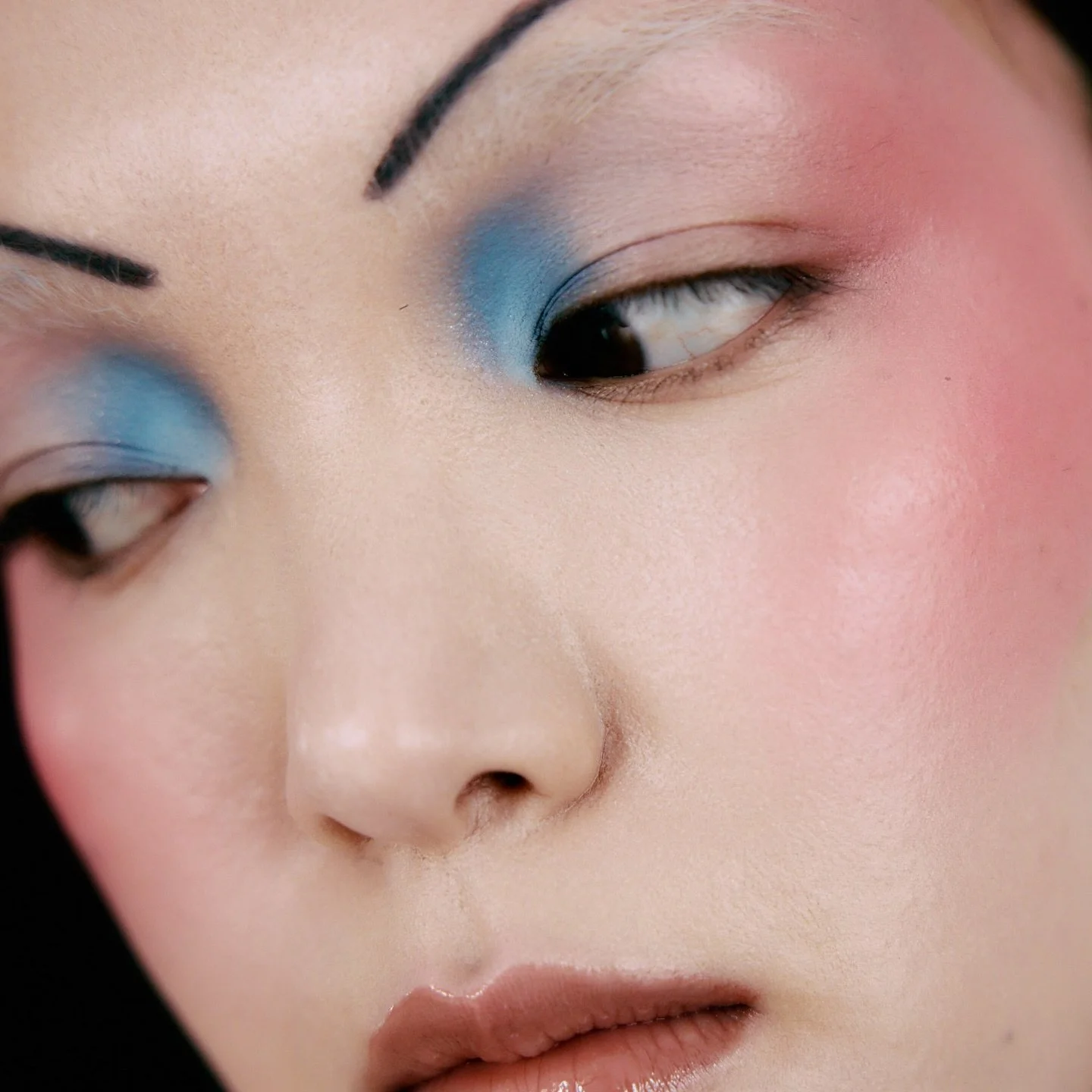 From a beauty idea to having a model over. Testing light, taking a picture and editing editing editing.
It realy is fun to do!!! But you need time, space and the models trust. Because im not a photographer. Im a makeup artist who likes my pictures in