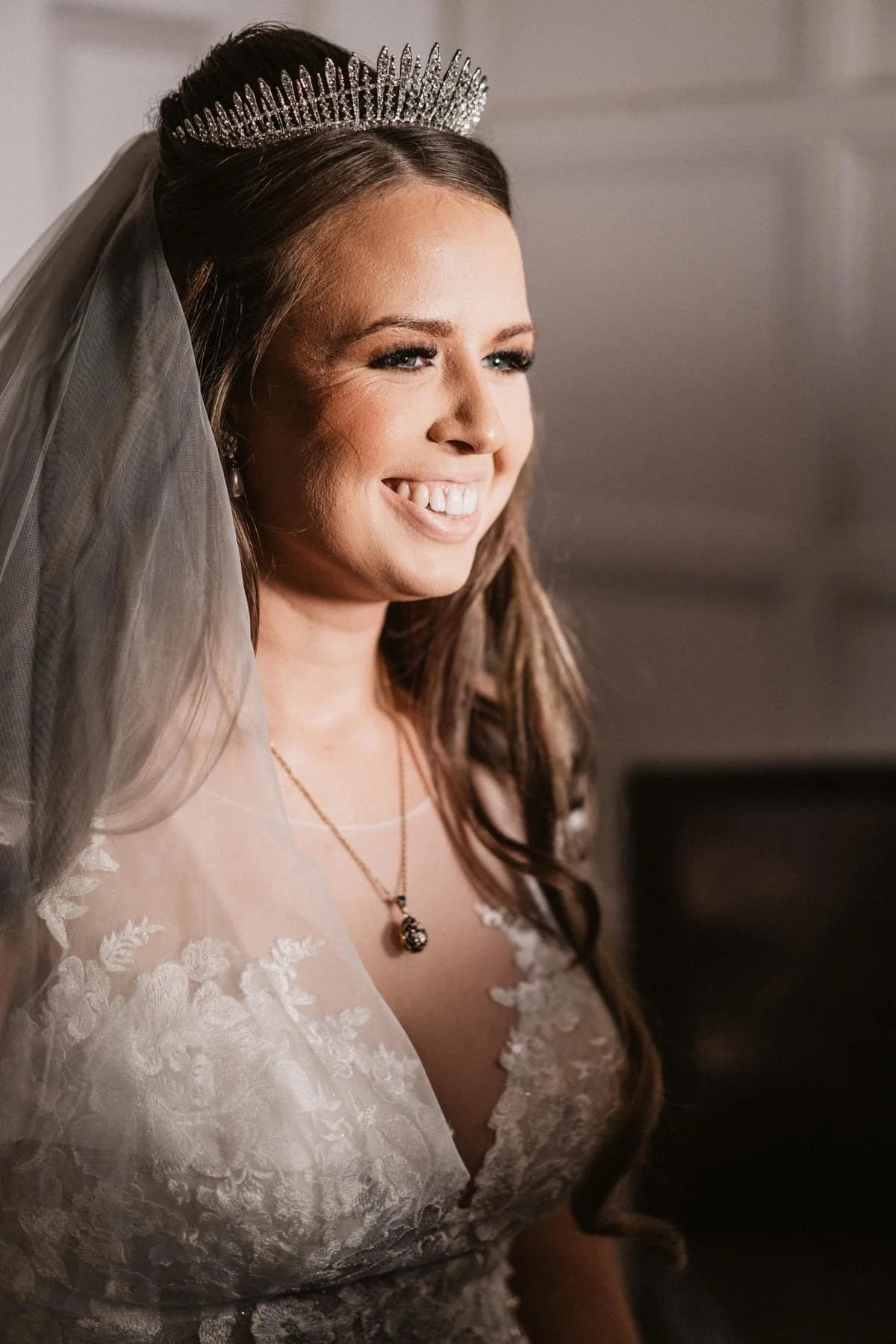 Beth in Aire Royale
Photos JS Photography and PW Photography 