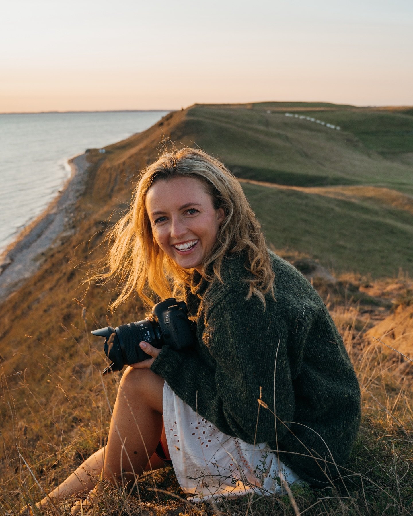 Hej, h&auml;r &auml;r jag! Det &auml;r dags f&ouml;r ny profilbild och fina Julia hj&auml;lpte mig &amp; fotograferade &auml;ven v&aring;ra parbilder. S&aring; pirrigt och kul och mysigt att f&aring; hoppa framf&ouml;r kameran och f&ouml;reviga tiden