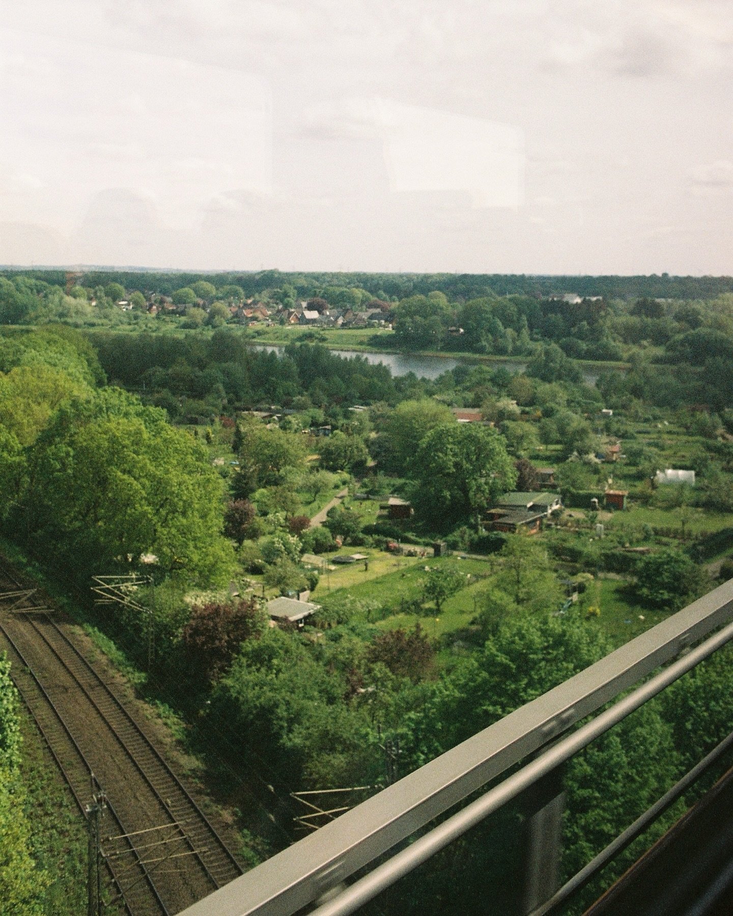 🧡🪟🌞🌳🍃 En regnig (mysig) dag i december passar perfekt f&ouml;r att visa minnen fr&aring;n en snabbvisit i Hamburg i v&aring;ras.