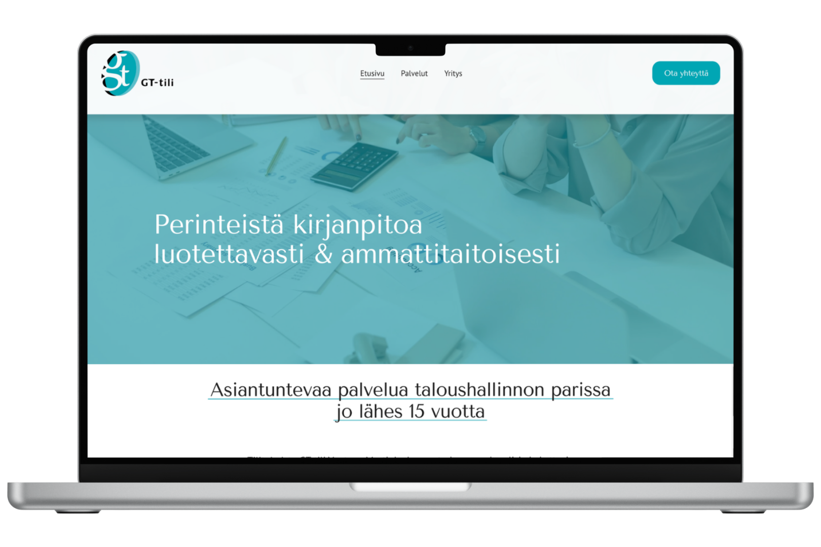 Kannettava tietokone, jossa näkyy verkkosivun etusivu.