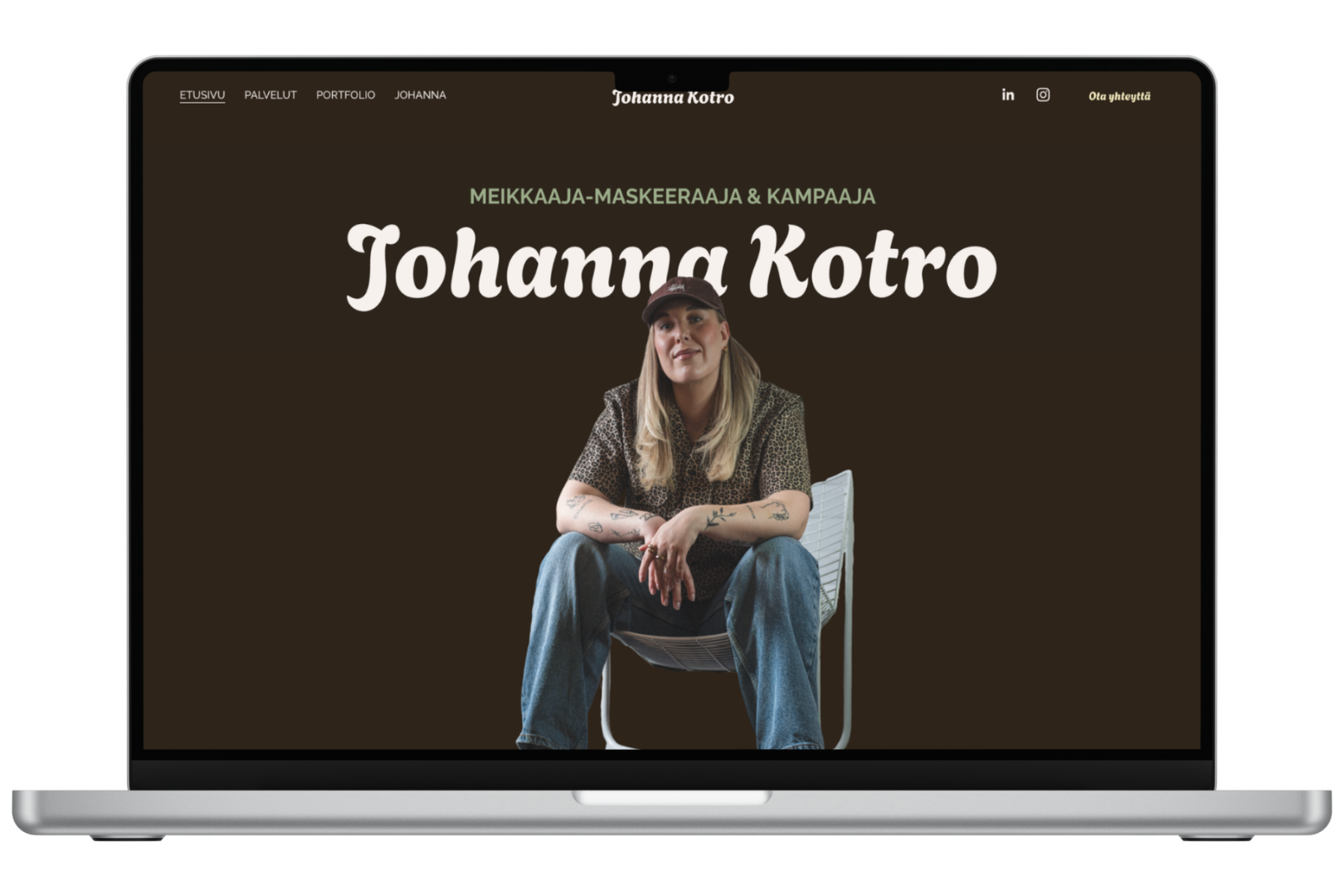 Kannettava tietokone, jossa näkyy verkkosivun etusivu.