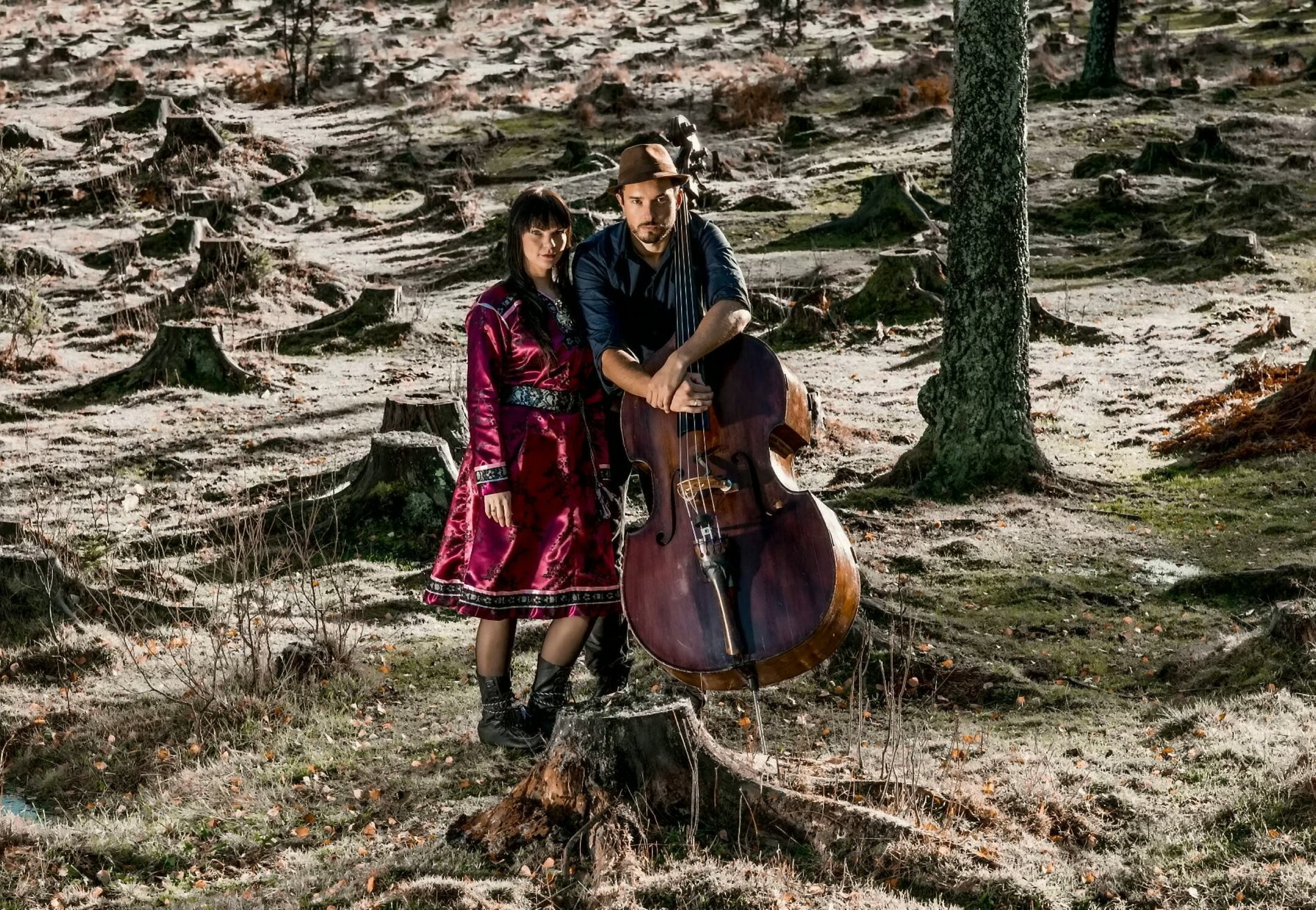 ARVVAS — klare for Japan-turné, Sara Marielle Gaup (joik/vokal) og Steinar Raknes (bass og vokal). (Arvvas)