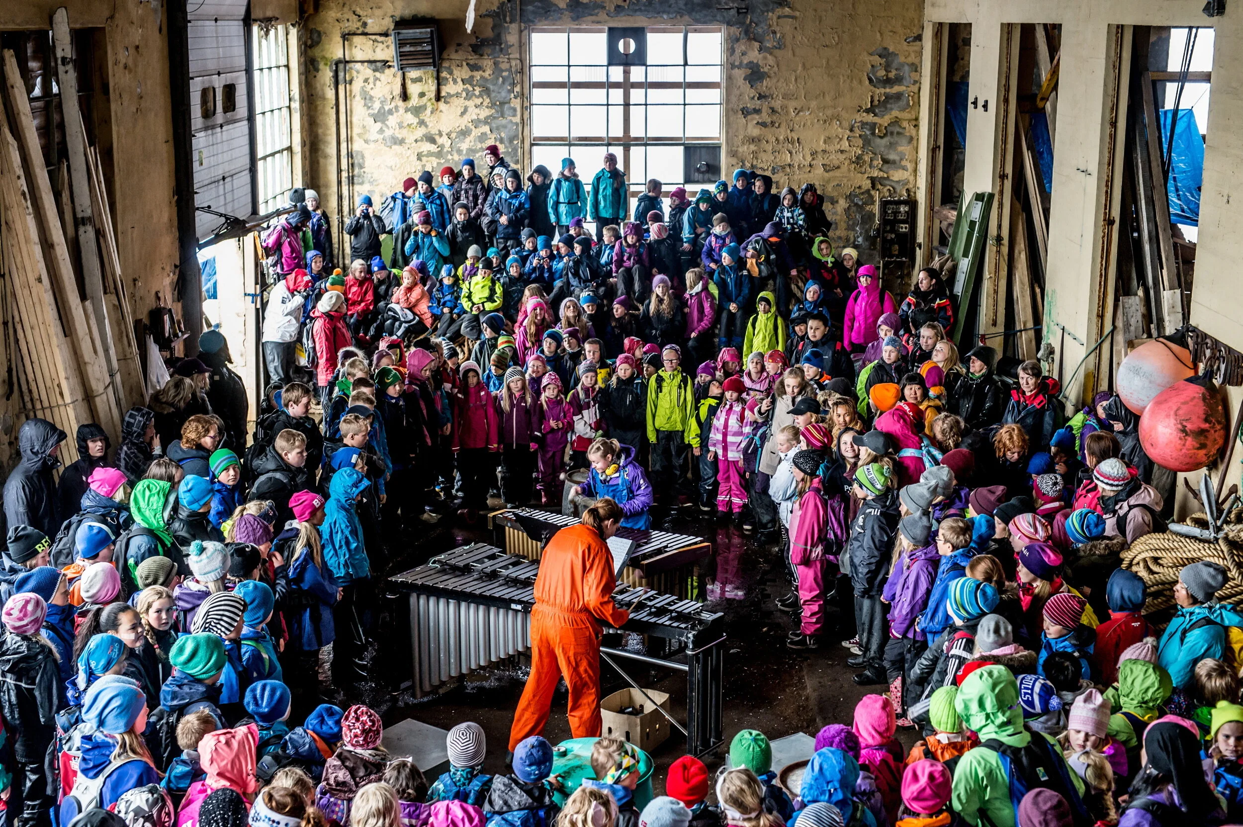 RIKSULTIMA — Pinquins Duo, Sigrun Rogstad Gomnæs og Johanne Byhring i et nedlagt fabrikkbygg på Vibrandsøy utenfor Haugesund. (RIkskonsertene/Ultimafestivalen)
