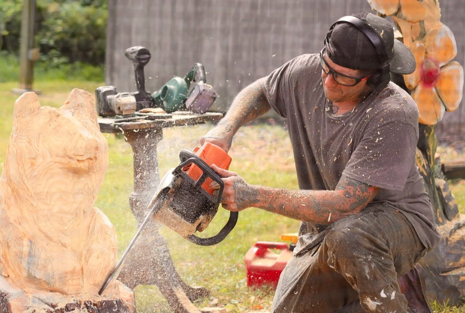 Shaun-Weber-County-Line-Carvings-making-bear-with+chainsaw-3.jpg
