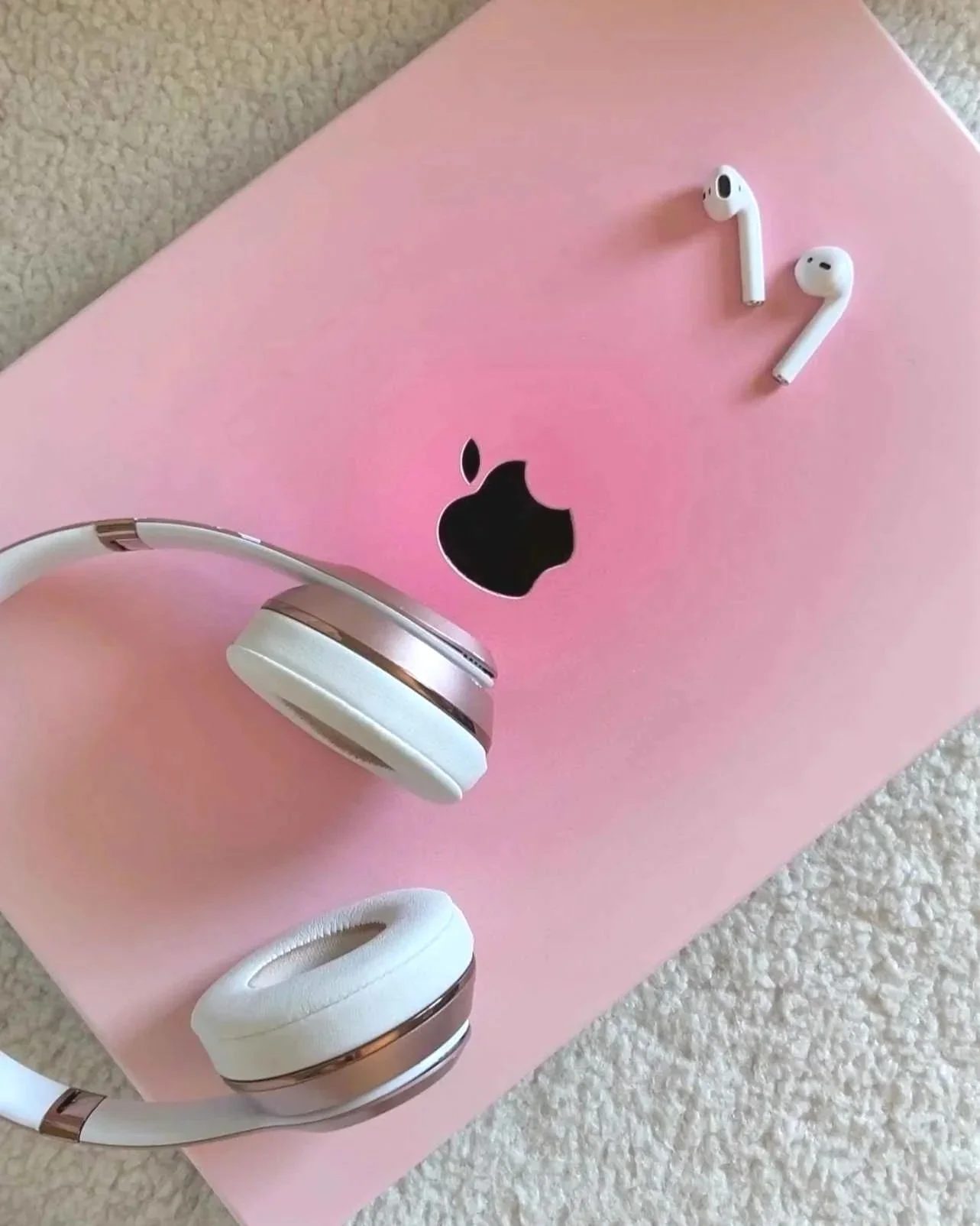 easy organization tricks to make your MacBook feel less chaotic