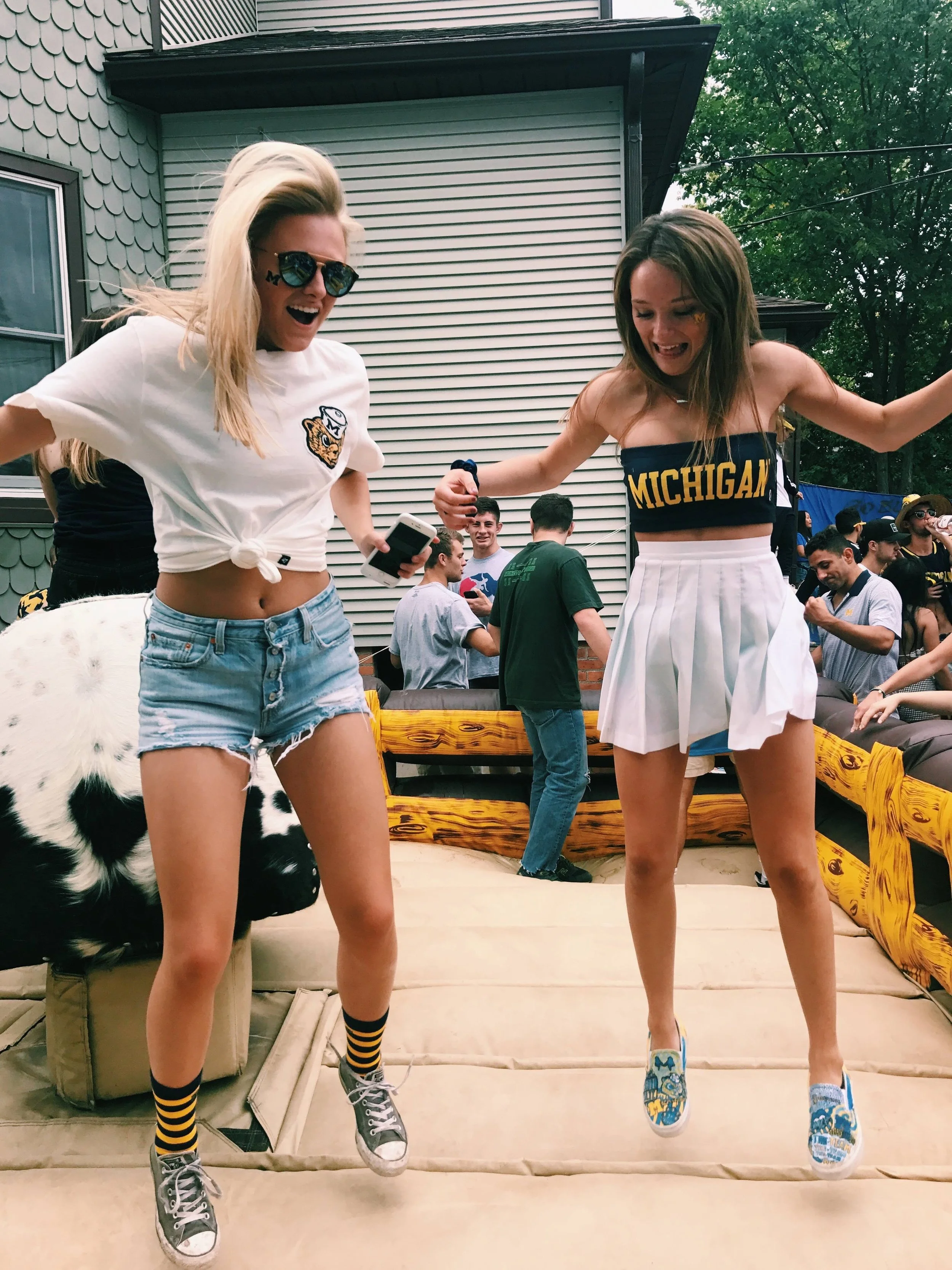 18 Trendy Tailgate Outfit Ideas For College Game Day! — Nikki Lo