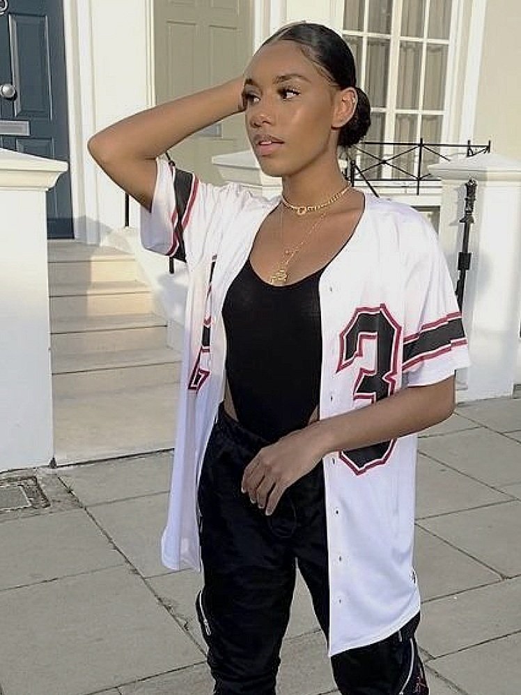 19 Cute Ways To Wear A Sports Jersey!