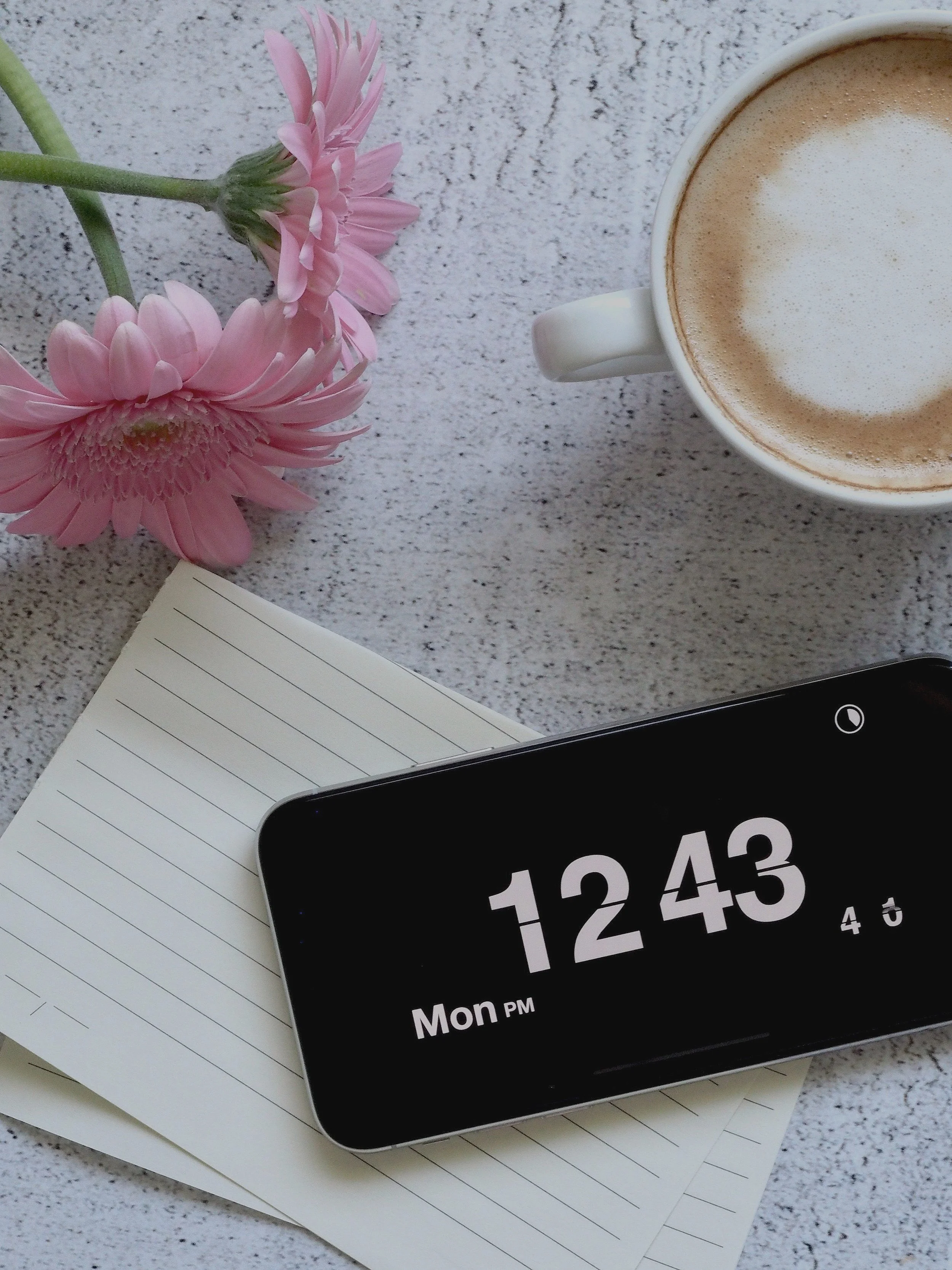 8 (FREE) Cute Wallpapers For iPhone To Make Your Home Screen Aesthetic