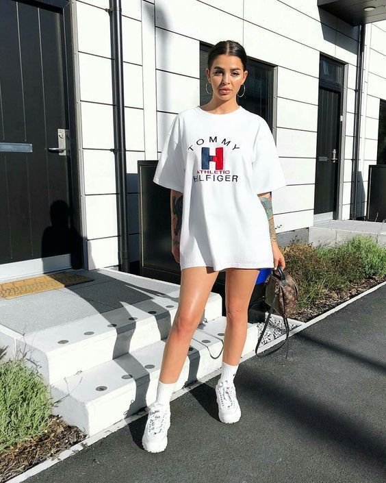 womens oversized t shirt outfit