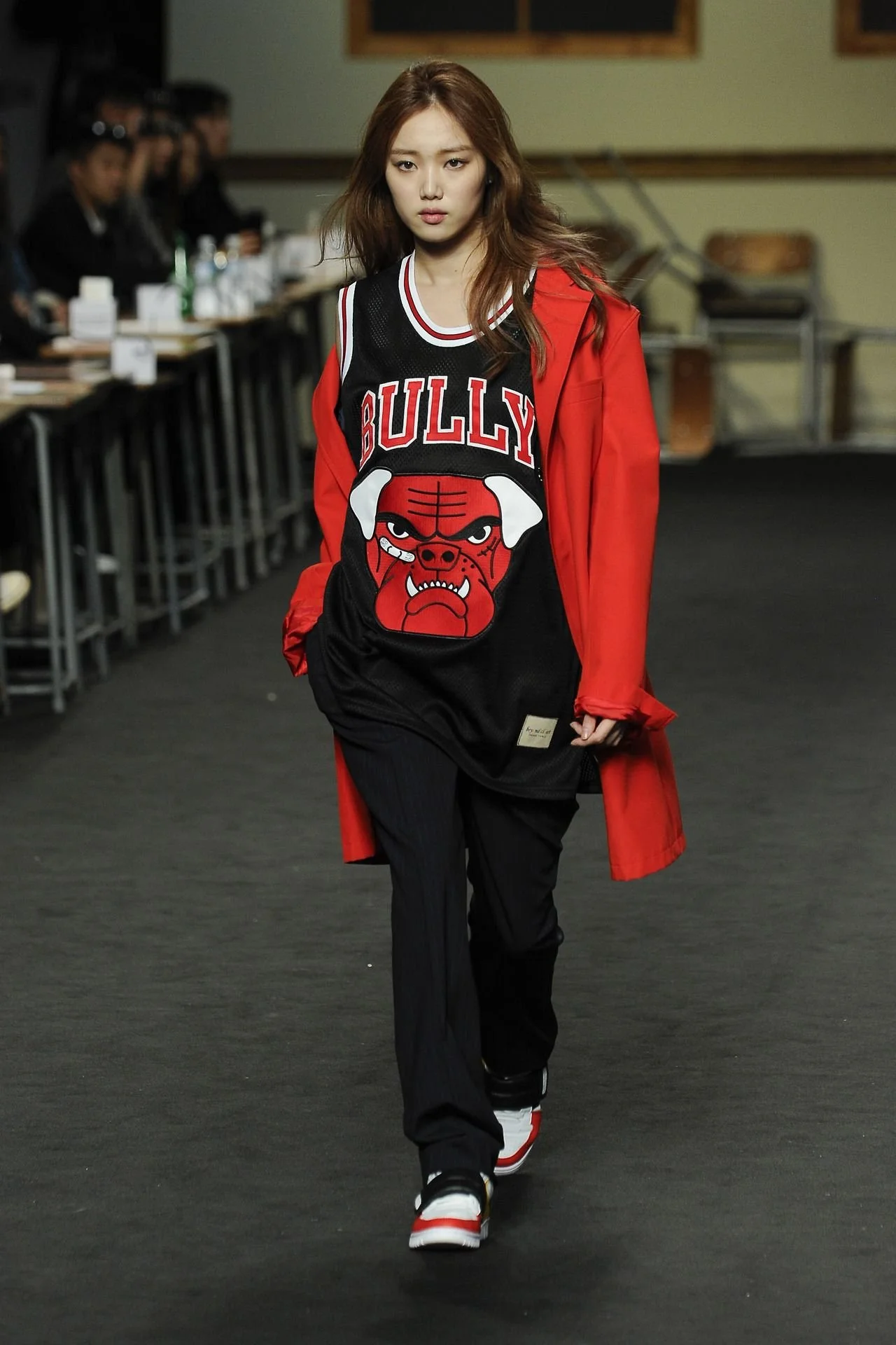 19 Cute Ways To Wear A Sports Jersey (Stylish Outfit Ideas) — Nikki Lo