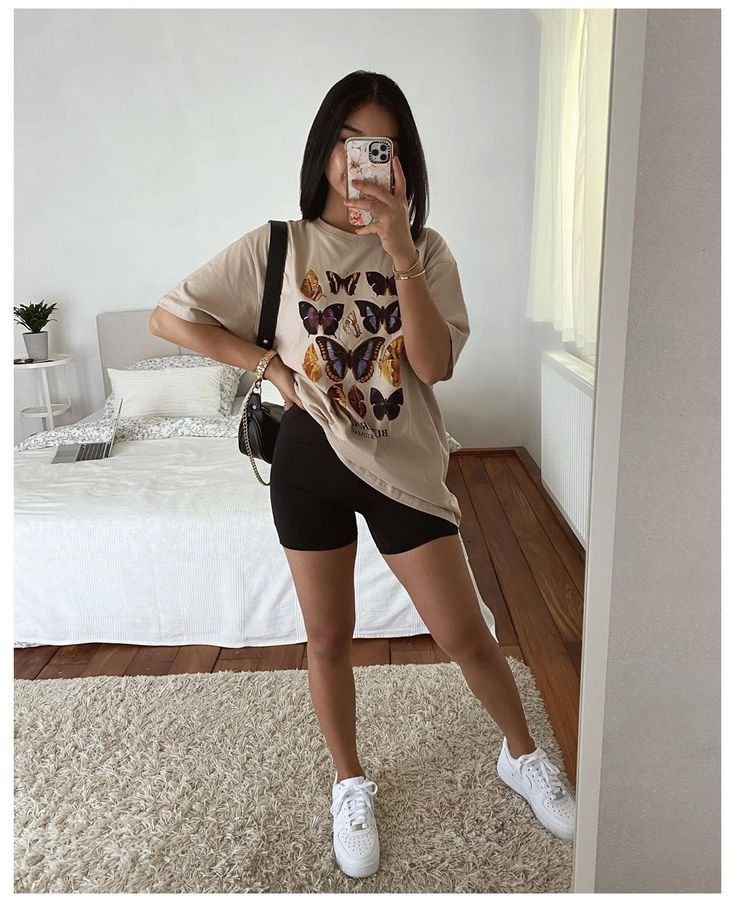 11 Cute Ways To Style An Oversized T-Shirt Every Girl NEEDS To