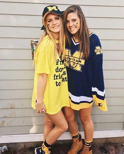 19 Cute Ways To Wear A Sports Jersey (Stylish Outfit Ideas!) — Nikki Lo