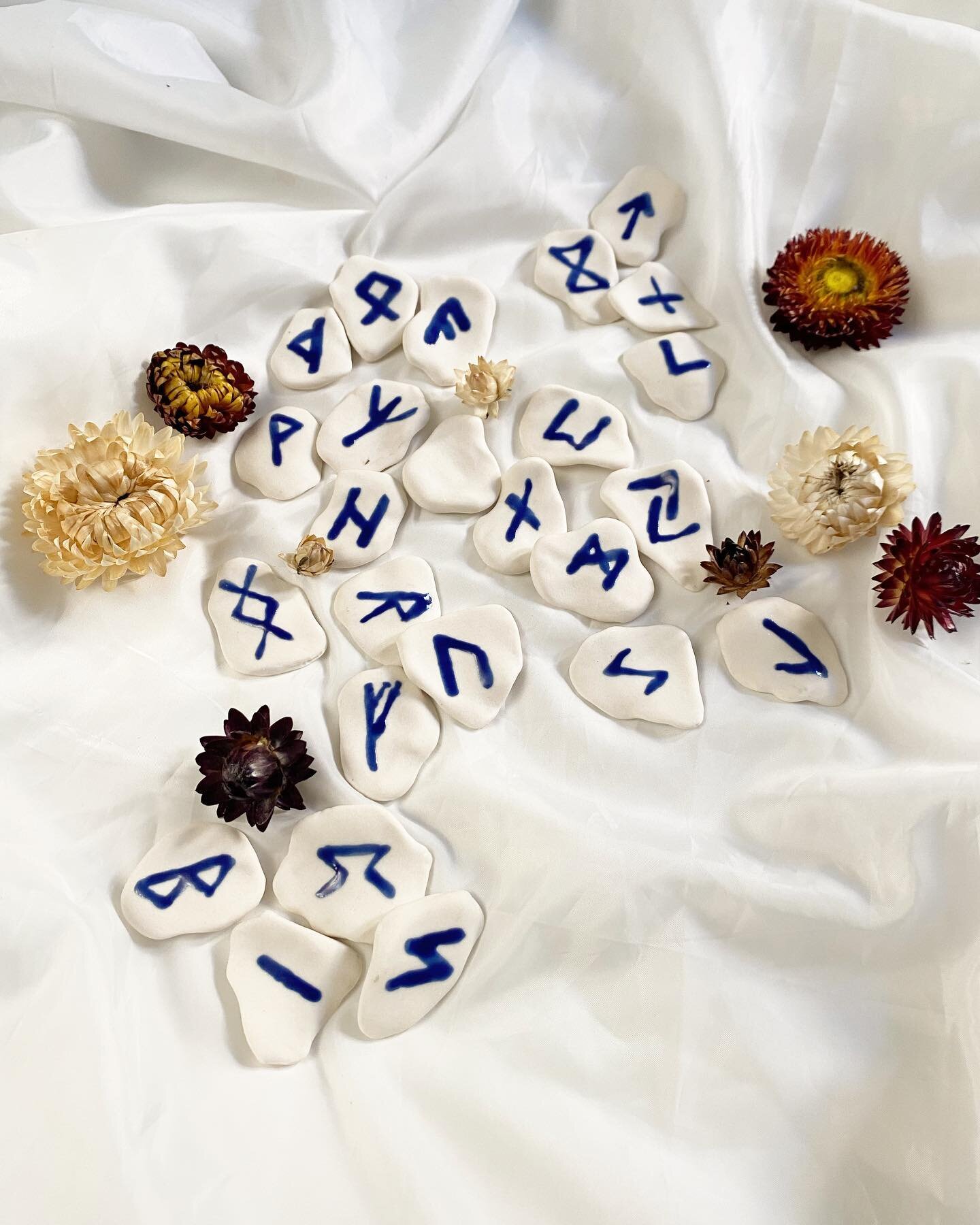✨Porcelain Runes✨ This is one of three sets that will be available this Sunday at the @serpentandbow sale! Selling them with handmade pouches 🪞👛🌟
.
.
.
#runemagic #ceramicrunes #handmaderunes #ceramicart #porcelain #handmade #divinationtools
